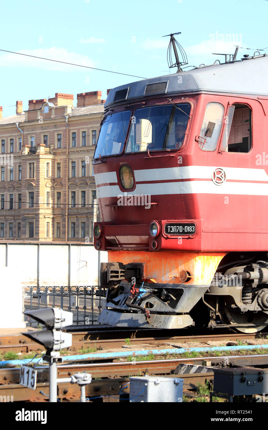 Rote Lokomotive Kabine. Den vorderen Teil. Schienenverkehr Fahrzeug. Stockfoto