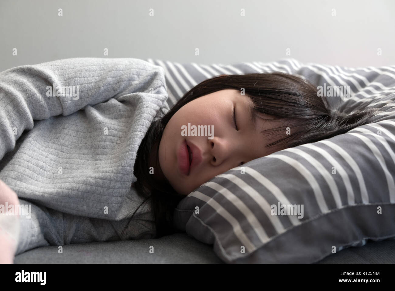 Kind Mädchen schlafend auf dem Bett Stockfoto