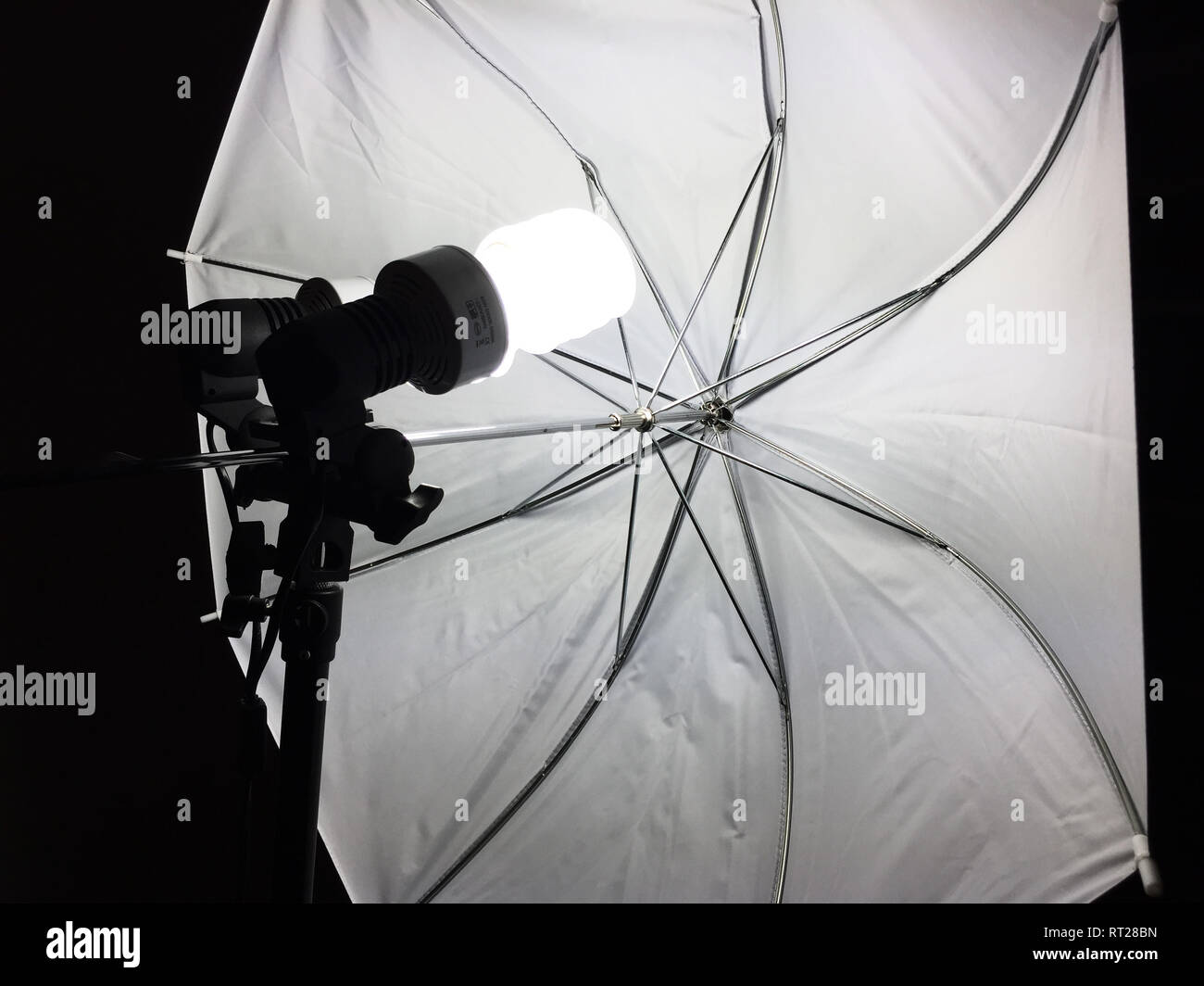 Professionelle Licht auf ein Stativ mit Regenschirm in den Prozess der  Aufnahme, tv Stockfotografie - Alamy