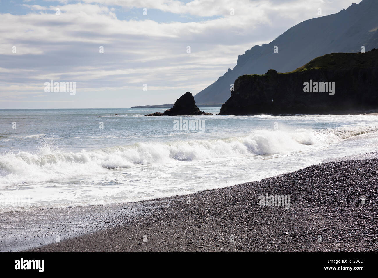 Am schwarzen Strand in der Nähe von Laekjavik, Laekjavik im Osten von Island, Laekjavik Küste Stockfoto