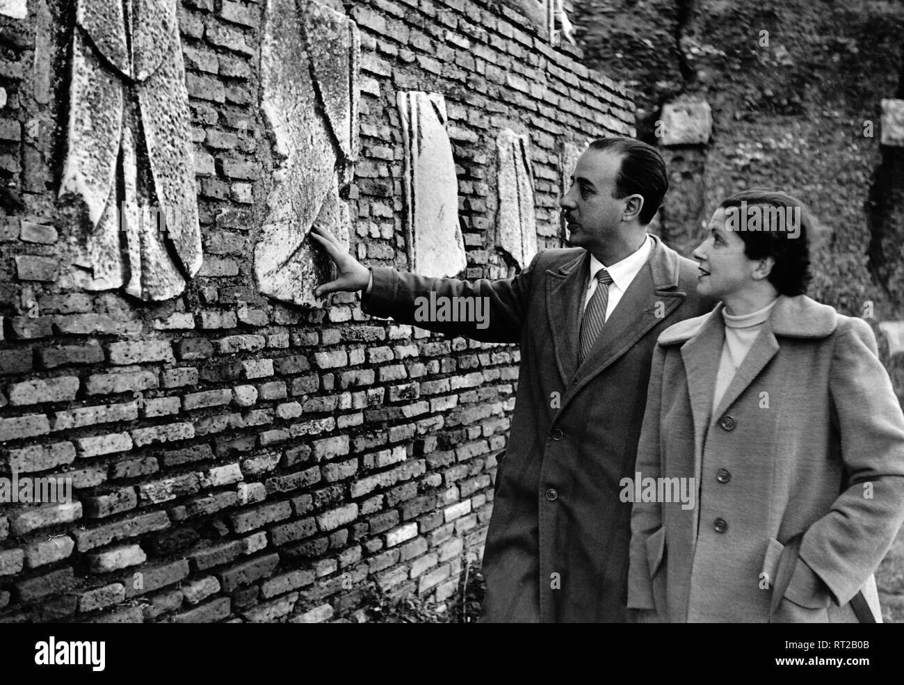 Reisen nach Rom - Italien 1950 - Paar von Rom besucht die Lateinischen Gräber in der Nähe der Via Appia Antica. Touristenpaar aus Rom besucht sterben Latinergräber an der Via Appia Antica, Italienisch, 1950er Jahre. Bild Datum 1954. Foto Erich Andres Stockfoto