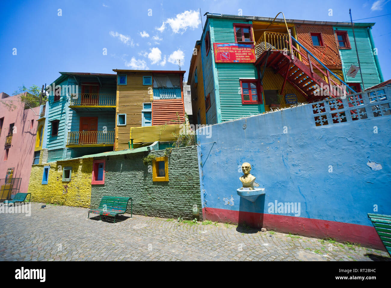 Buenos Aires, Argentinien - 29.November 2016: Farbenfrohe Gebäude von caminito Straße im Viertel La Boca, Buenos Aires, Argentinien. Stockfoto