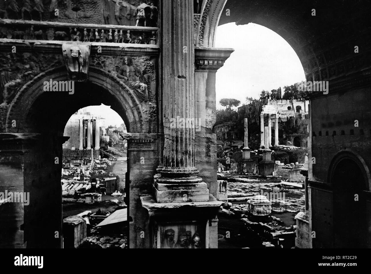 Erich Andres /-Das Forum Romanum im Rom der 1950er Jahre: Nordseite Ostseite und durch den Severus Bogen, links Porta Antonius und der Faustinus Tempel, dsub Portal des Castor-Tempel und die Basilica Julia sterben. 499/6 Stockfoto