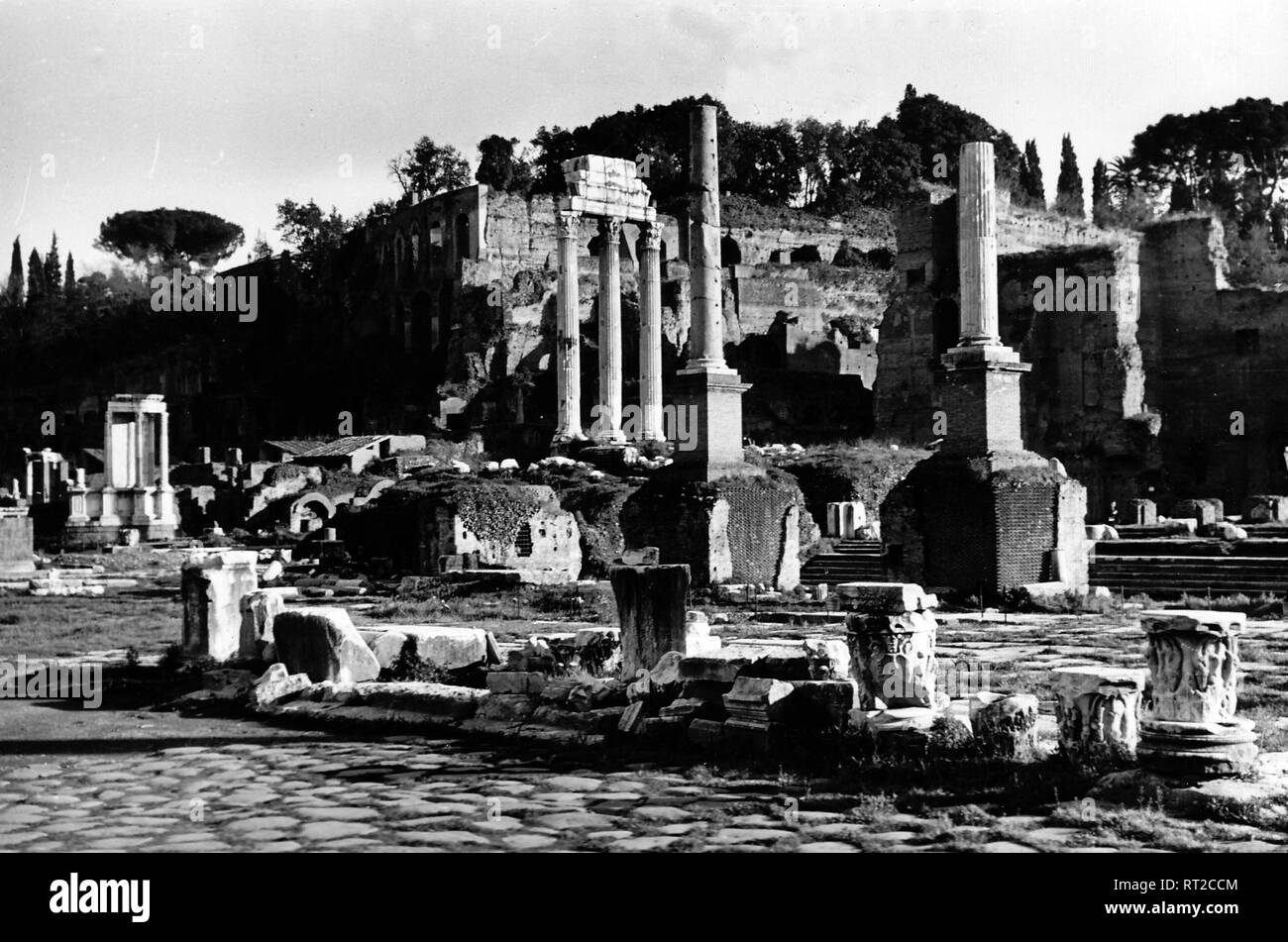Erich Andres /-Der palatinische Hügel im Rom der 1950er Jahre, davor, das Ruinenfeld des Forum Romanum, mit den drei Säulen des Castor-Tempel und der Basilika Julia. 509/23 Stockfoto