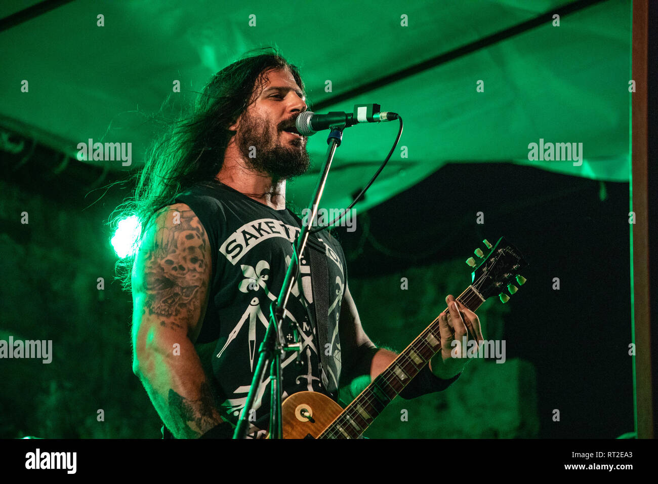 YEREVAN, Armenien - 23 Aug, 2018: eine singende Rocker mit einer Gitarre Stockfoto