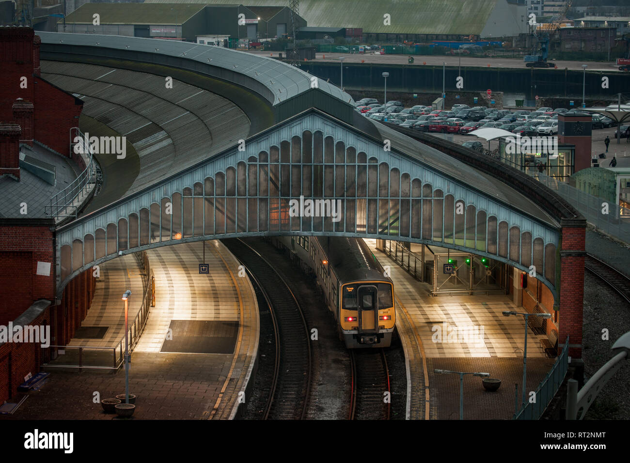 Die Stadt Cork, Cork, Irland. 27. Februar, 2019. Eine Ansicht von Kent Station, Kork als Intercity Zug an der Plattform für Ihre nächste Reise wartet. Stockfoto
