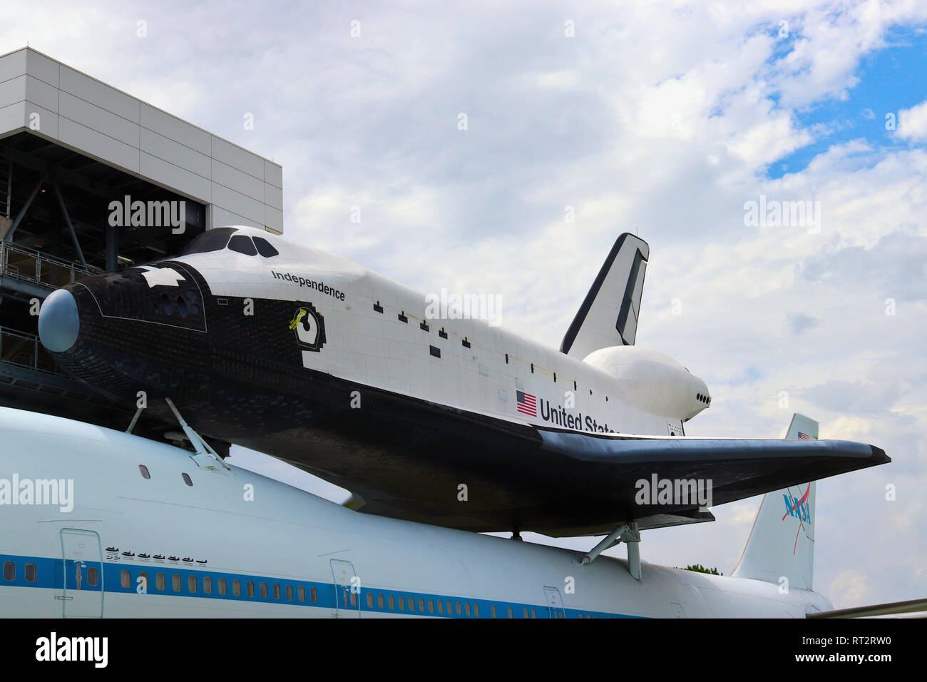 HOUSTON, Texas, USA - Juni 9, 2018: NASA Space Shuttle der Unabhängigkeit und der NASA 905 Shuttle Carrier Aircraft. Independence Plaza, Space Center Houston. Stockfoto