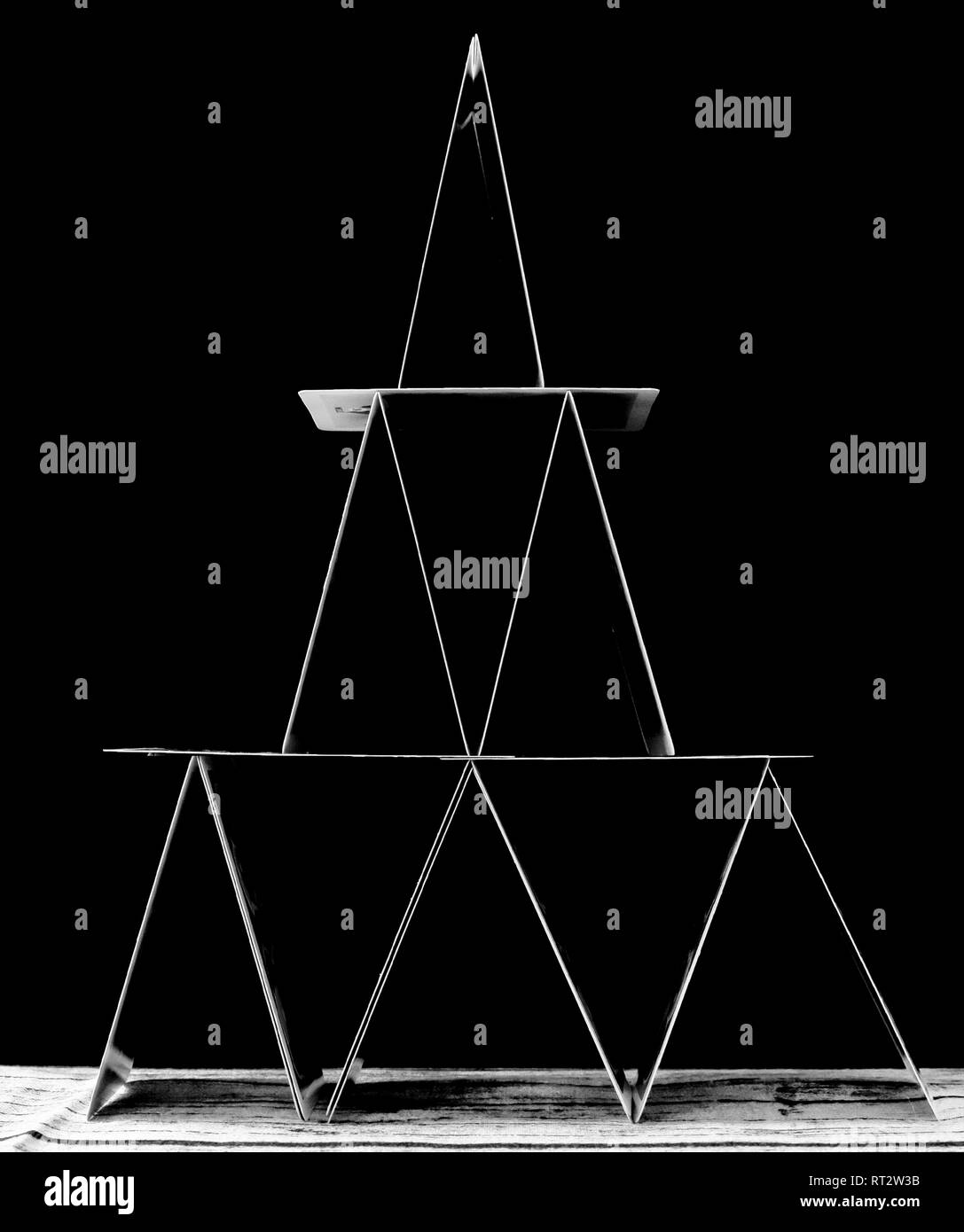 3-stöckiges schwarze und weiße Karte Haus auf einem schwarzen Hintergrund Stockfoto