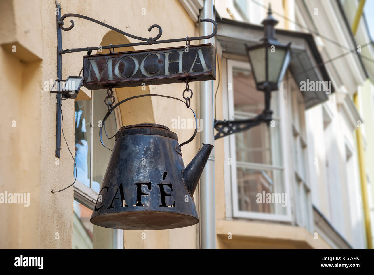 Tafel von Vintage Cafe im historischen Zentrum der Stadt. Tallinn, Estland. Stockfoto