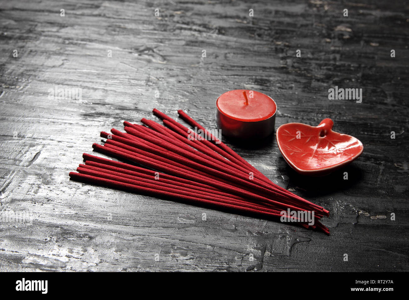 Räucherstäbchen und Teelicht Kerze auf Holz- Hintergrund Stockfoto