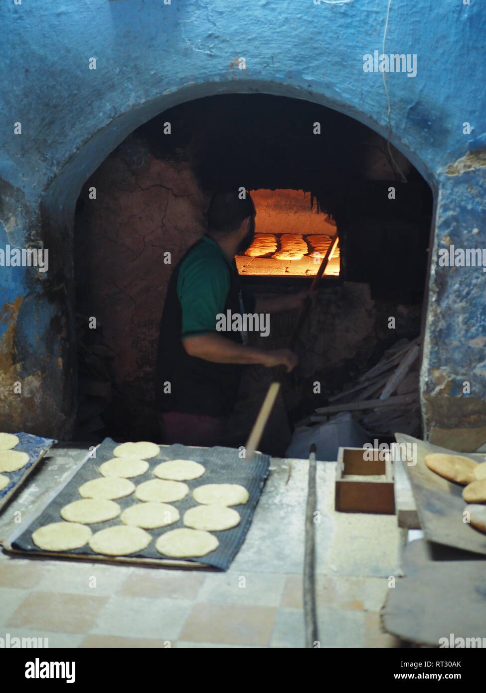 Brot backen in der Medina von Fez, Marokko Stockfoto