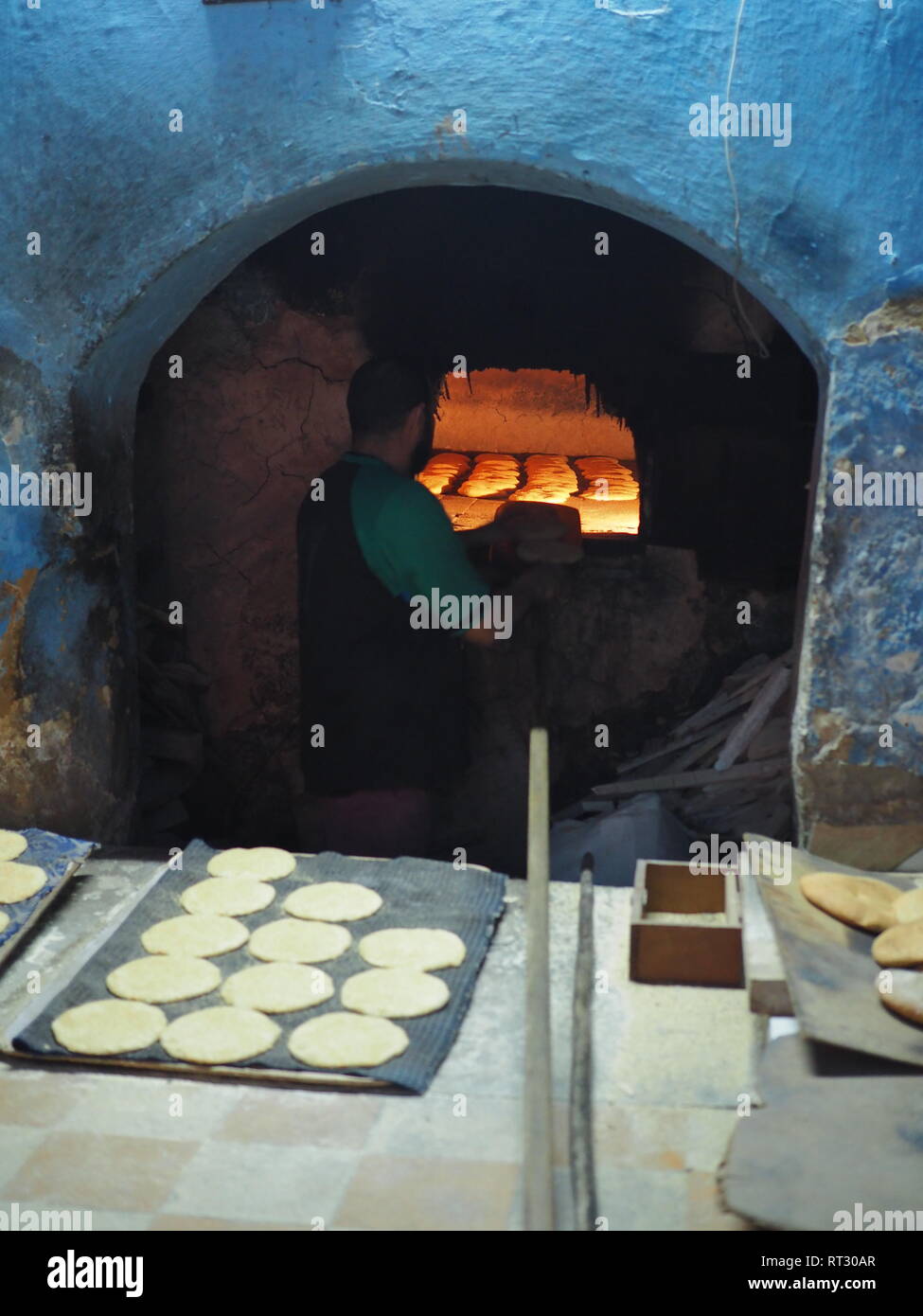 Brot backen in der Medina von Fez, Marokko Stockfoto