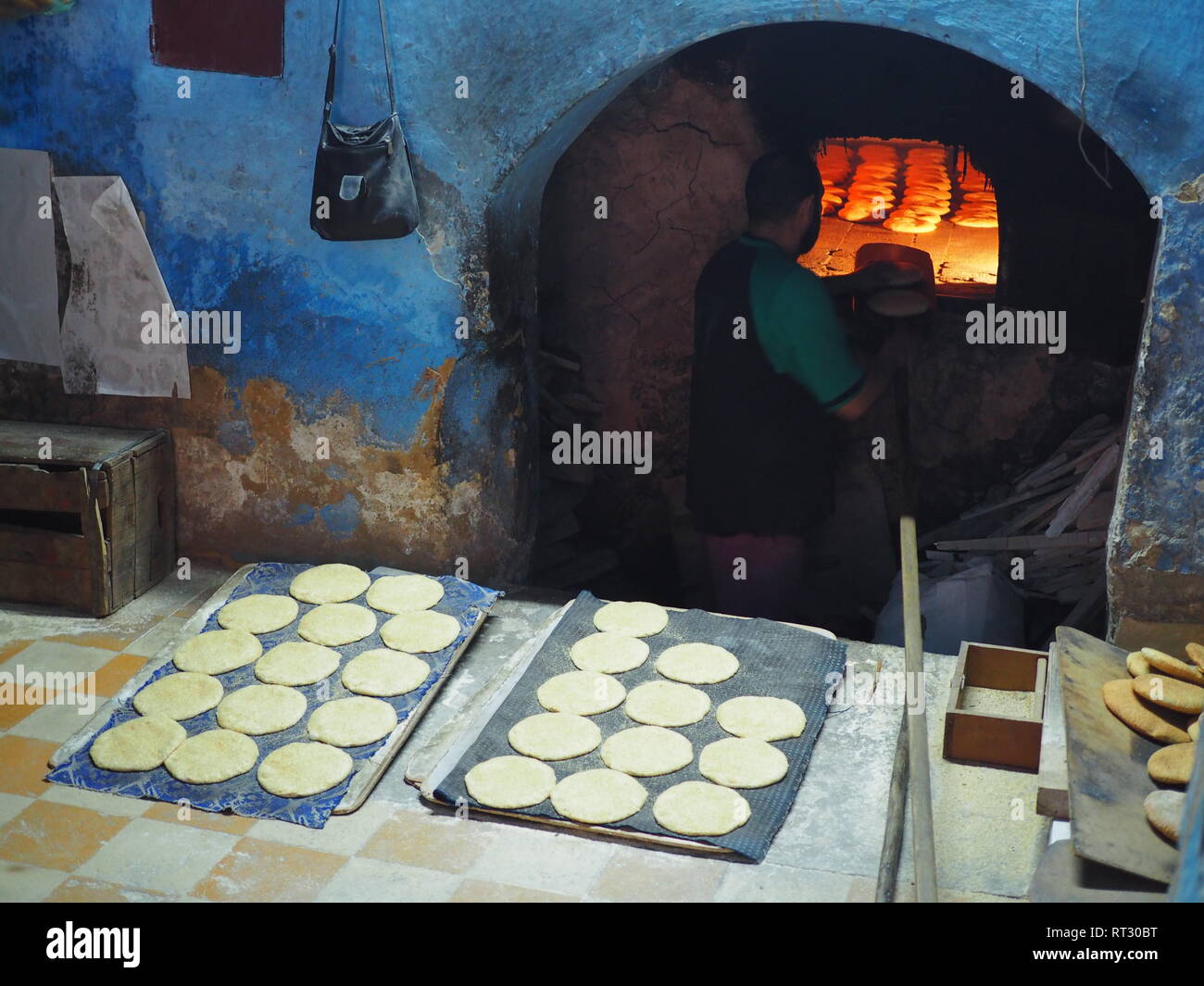 Brot backen in der Medina von Fez, Marokko Stockfoto