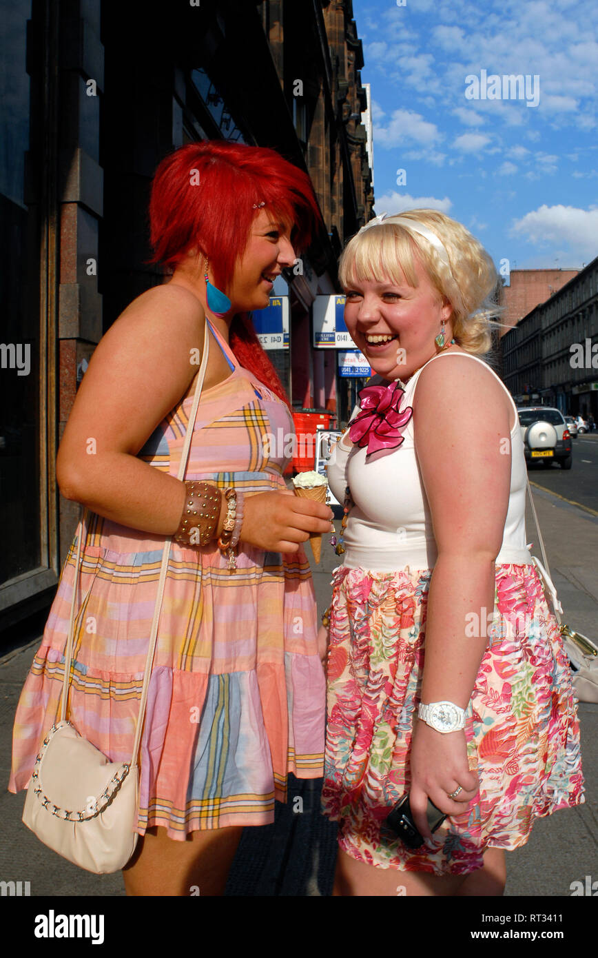 Urbane Szene: Vivian und Colette chitchatting in der Sauchiehall Street, Glasgow, Schottland, Großbritannien Stockfoto