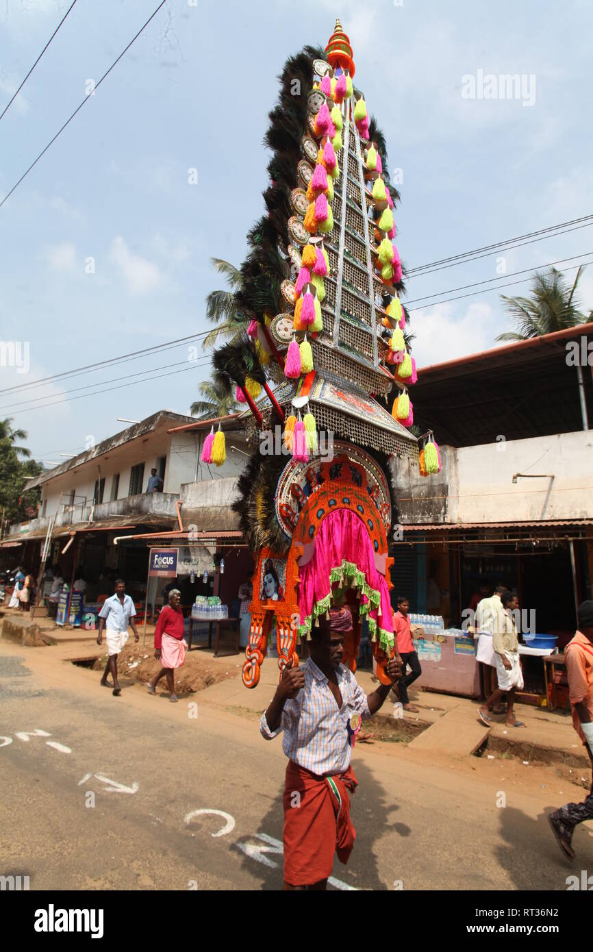 Kaavadiyattam oder Last Dance ist zeremonielle Opferung der Anhänger während der Anbetung der hinduistischen Lord Murugan. Stockfoto