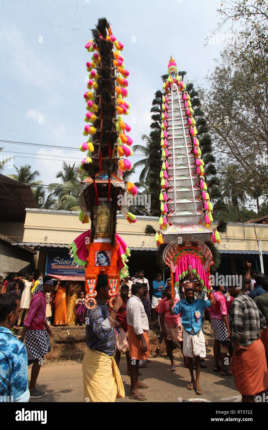 Kaavadiyattam oder Last Dance ist zeremonielle Opferung der Anhänger während der Anbetung der hinduistischen Lord Murugan. Stockfoto