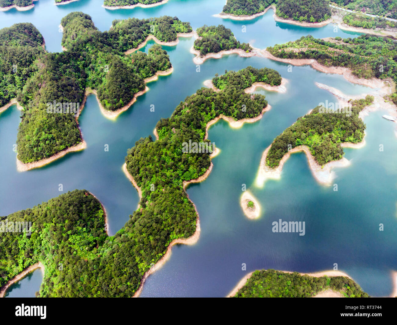 Luftaufnahme von Tausend Island Lake. Vogelperspektive von Süßwasser Qiandao Hu. Versunkene Tal in Jingdezhen Land, Hangzhou, Provinz Zhejiang, China. Stockfoto