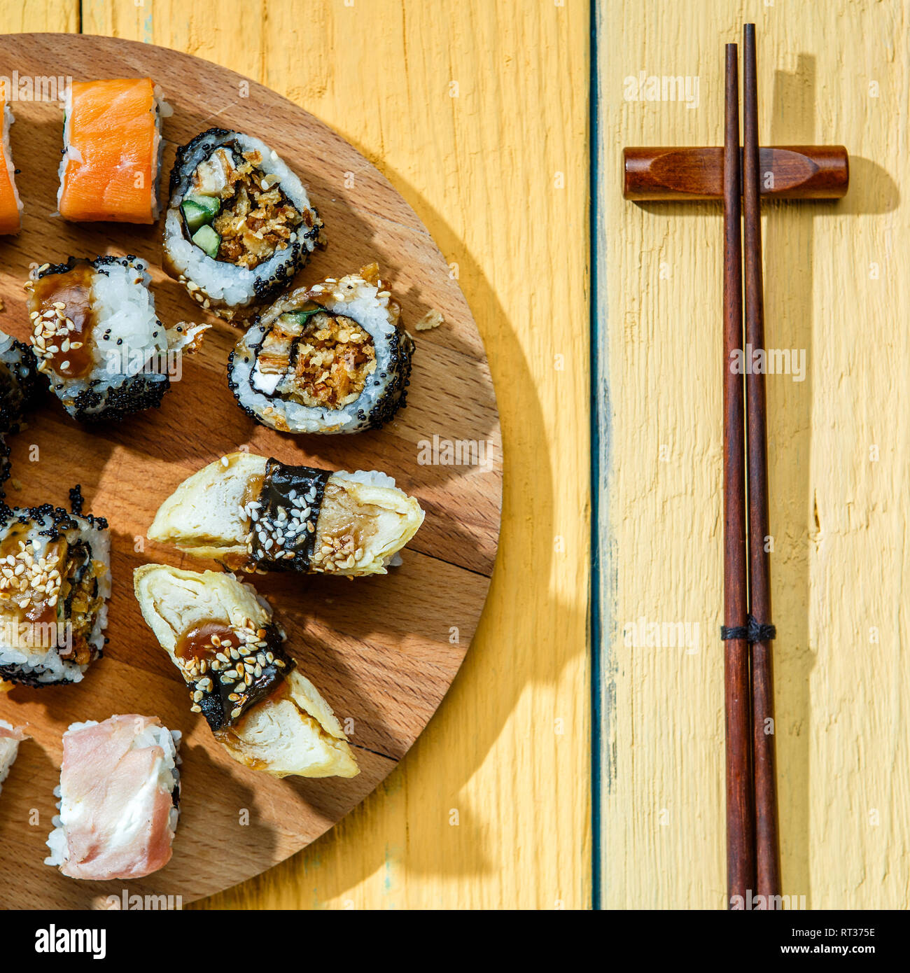 Sushi auf Holzbrett eingestellt Stockfoto