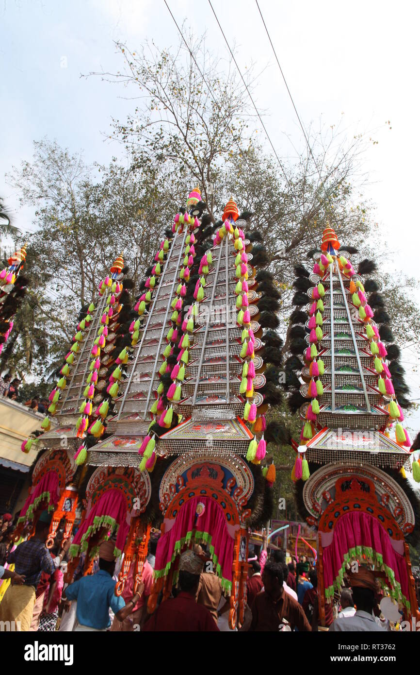 Kaavadiyattam oder Last Dance ist zeremonielle Opferung der Anhänger während der Anbetung der hinduistischen Lord Murugan. Stockfoto