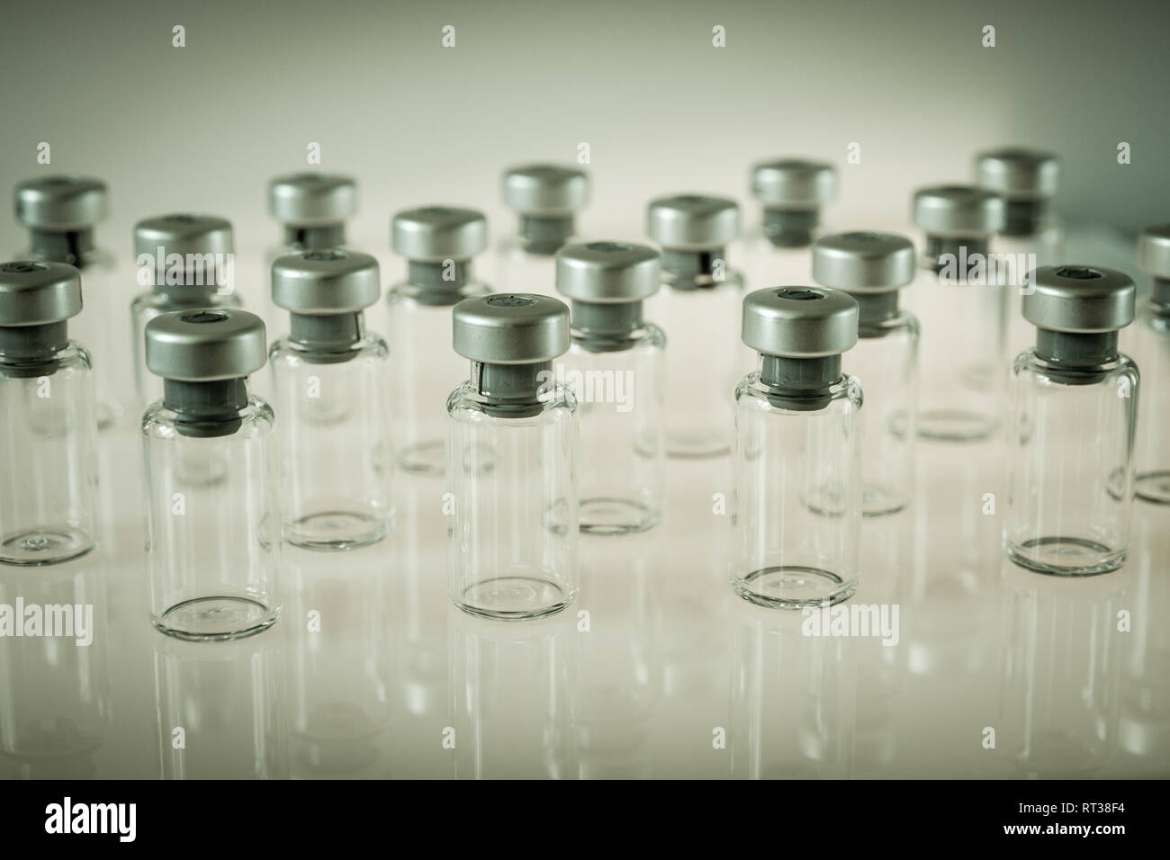 Gruppe von Impfstoff Glasflaschen auf grauem Hintergrund Stockfoto