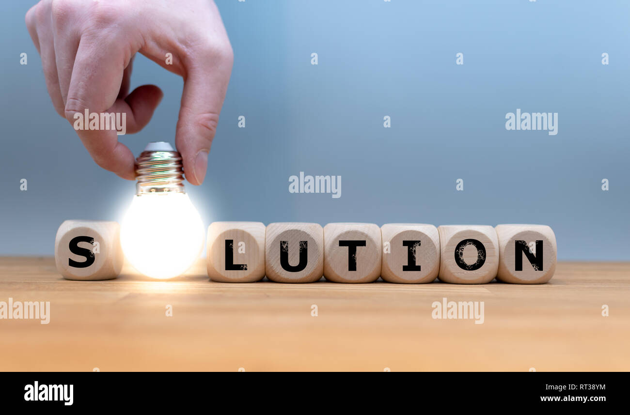Würfel und eine Glühbirne Form das Wort "Lösung". Stockfoto