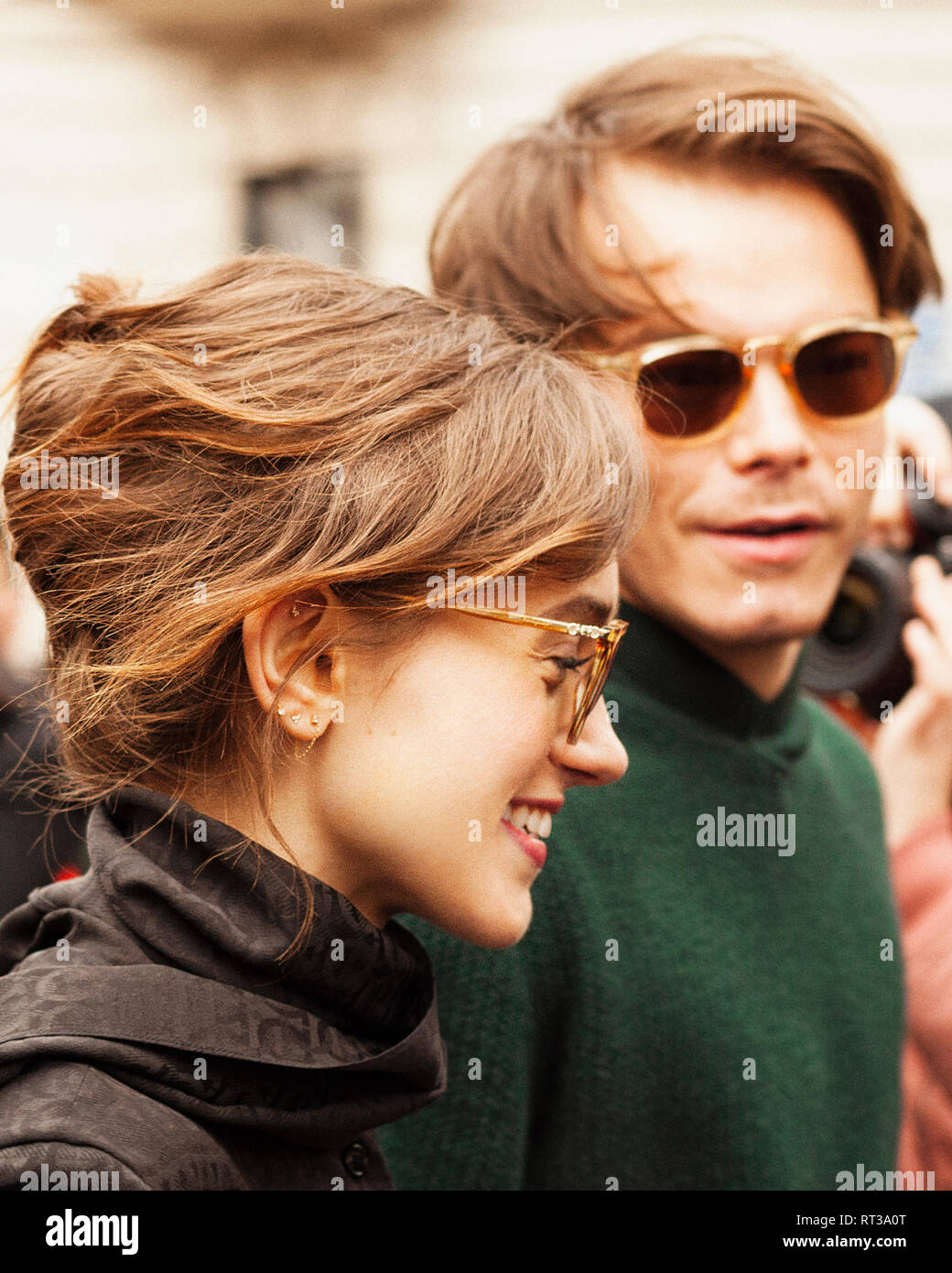 Natalia Dyer Und Charlie Heaton Verlassen Die Salvatore Ferragamo Modenschau Herbst Winter 19 20 Stockfotografie Alamy