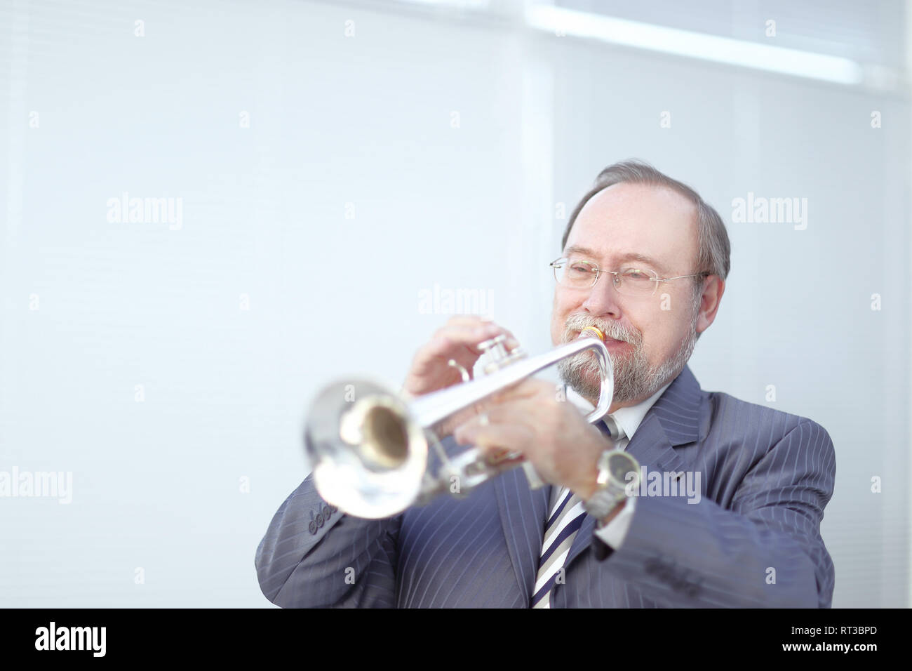 Portrait eines Musikers Trompete spielen. Stockfoto