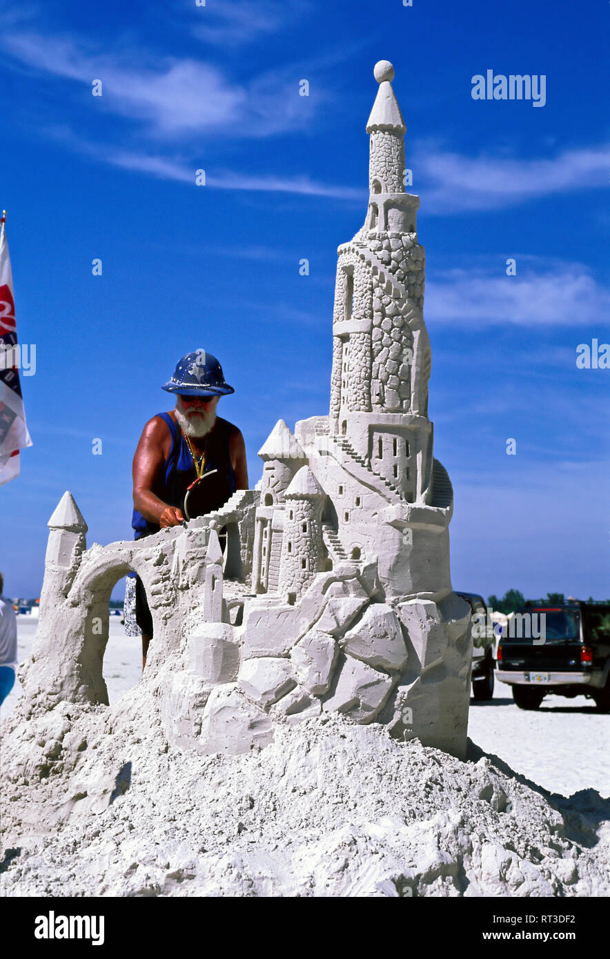 Master Sand Bildhauer arbeiten; carving Hohes Schloss; Wettbewerb; kreativ; Künstler; Wettbewerb, komplizierte, Ft. Myers Beach, FL; Florida; Vertikal Stockfoto