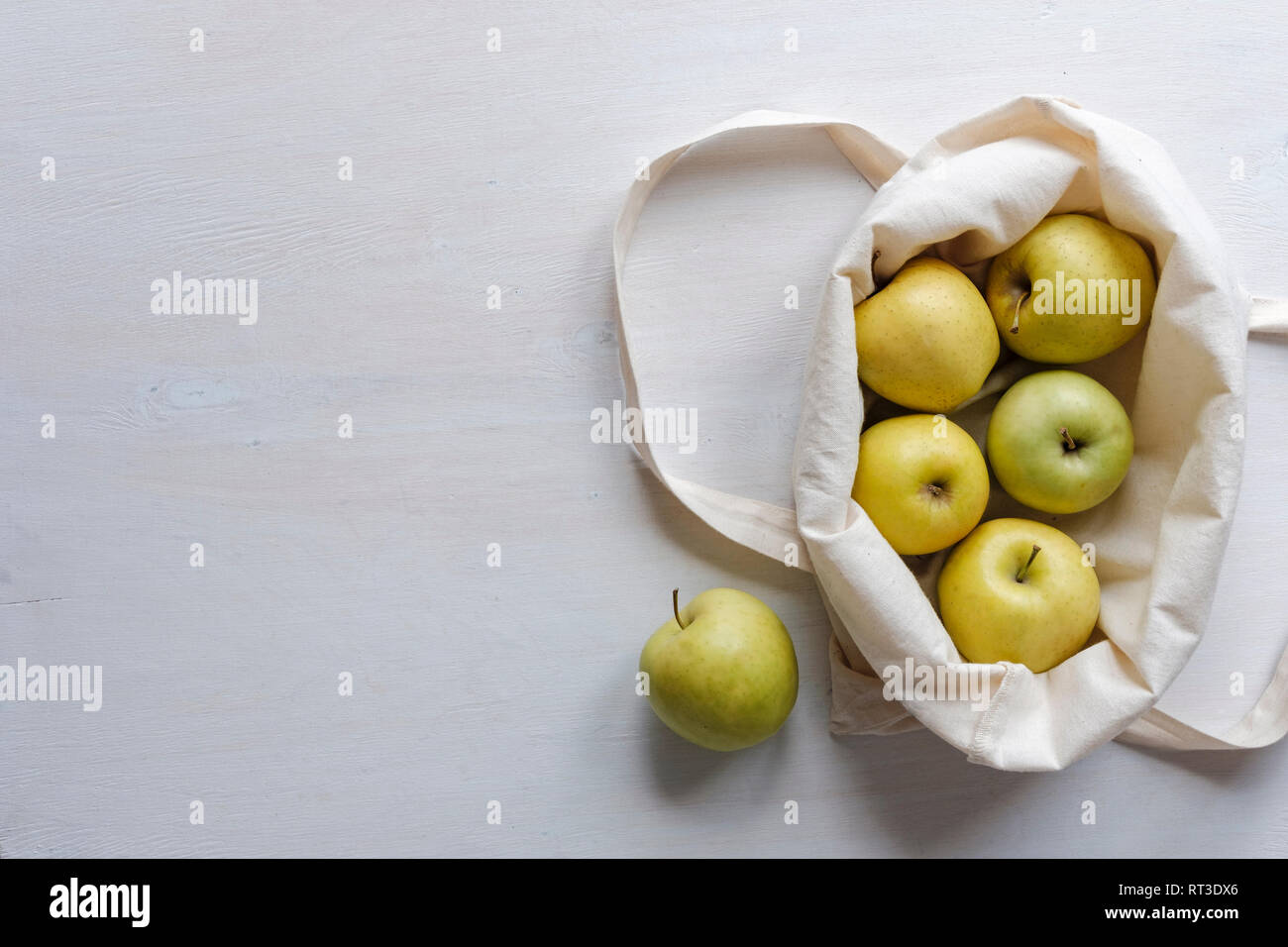 Frische goldene Äpfel in einem neutralen Naturfaser wiederverwendbares Tuch Shopping Bag von oben mit Kopie Raum gesehen Stockfoto