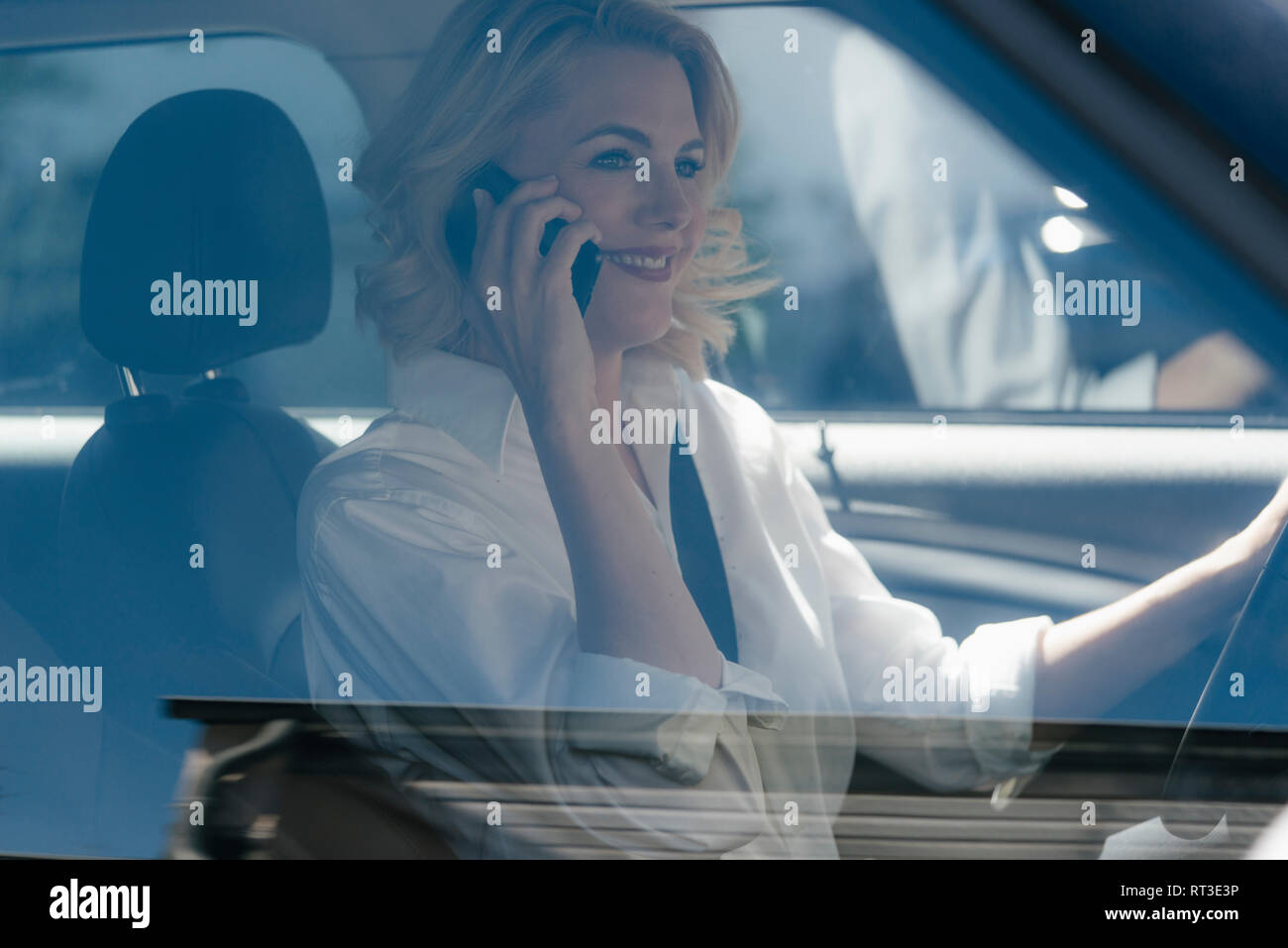 Geschäftsfrau Gespräch am Handy während der Fahrt Auto Stockfoto