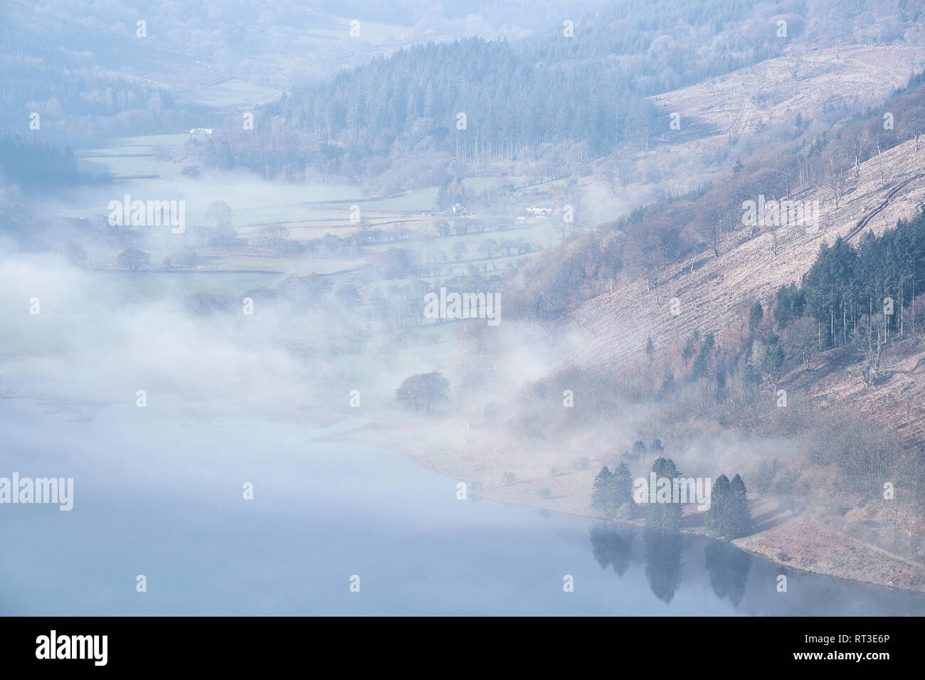 Niedrige Wolken über die talybont Behälter und die umliegende Landschaft auf einem Februar morgen, die Brecon Beacons National Park, Wales, Großbritannien Stockfoto