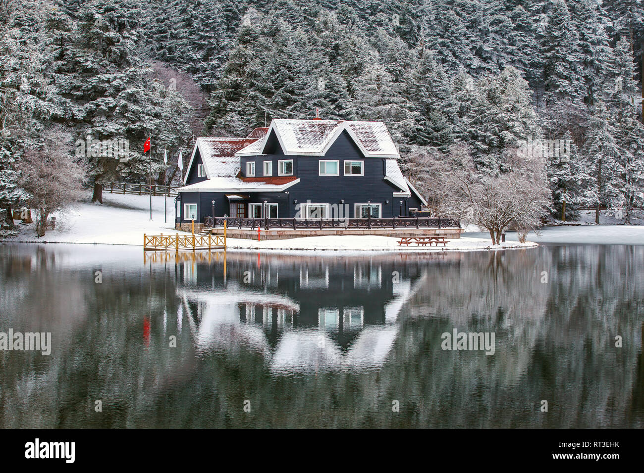 Haus am See in Abant See im Winter. Abant, Bolu, Türkei Stockfoto