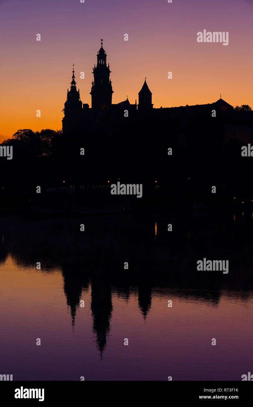 Polen, Krakau, Wawel Schloss und Kathedrale Silhouette in der Dämmerung, Reflexion in der Weichsel Stockfoto