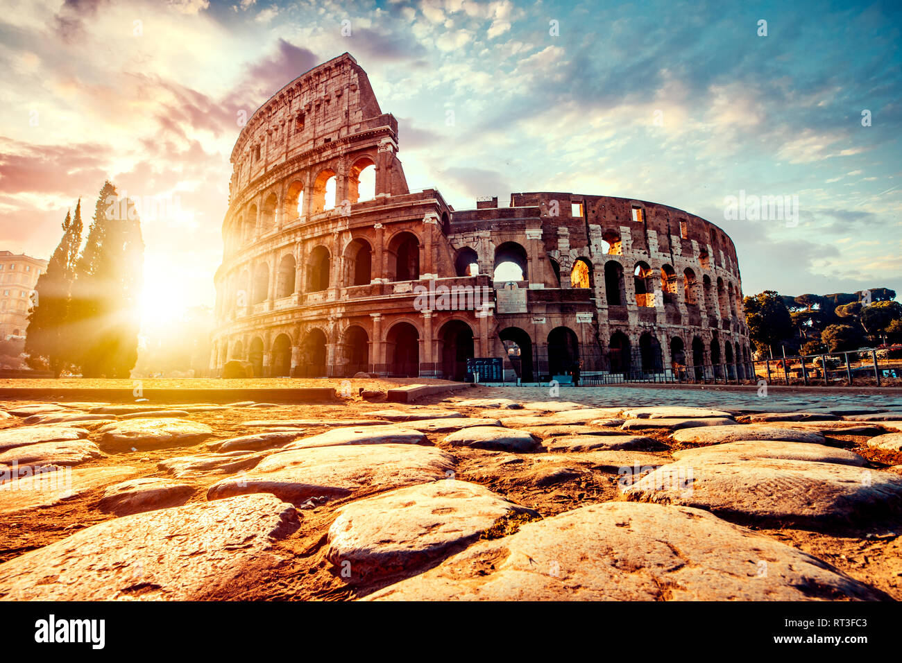 Das antike Kolosseum in Rom bei Sonnenuntergang Stockfoto