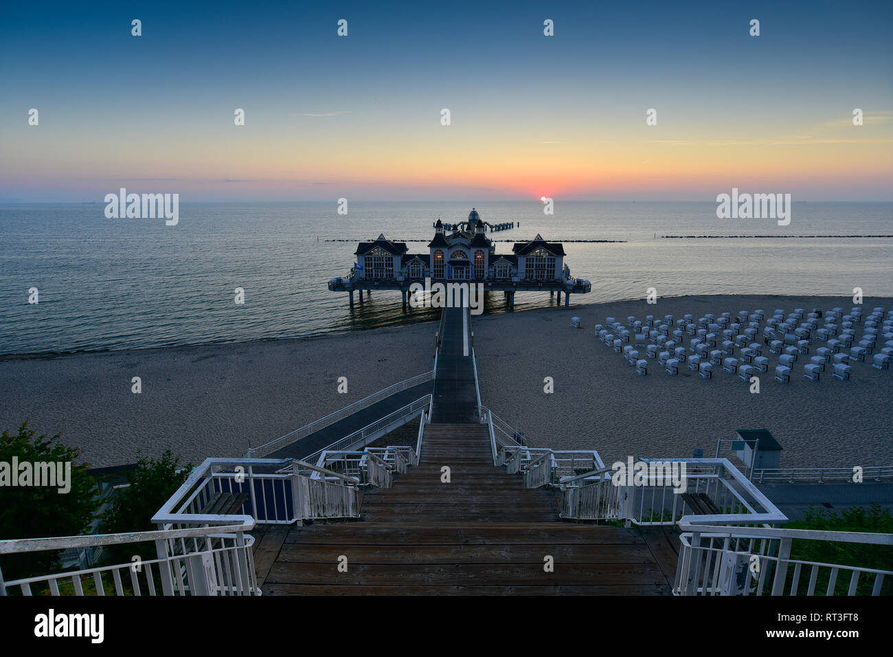 Deutschland, Mecklenburg-Vorpommern, Rügen, Sellin, Blick auf das Meer bridge bei Sonnenuntergang Stockfoto