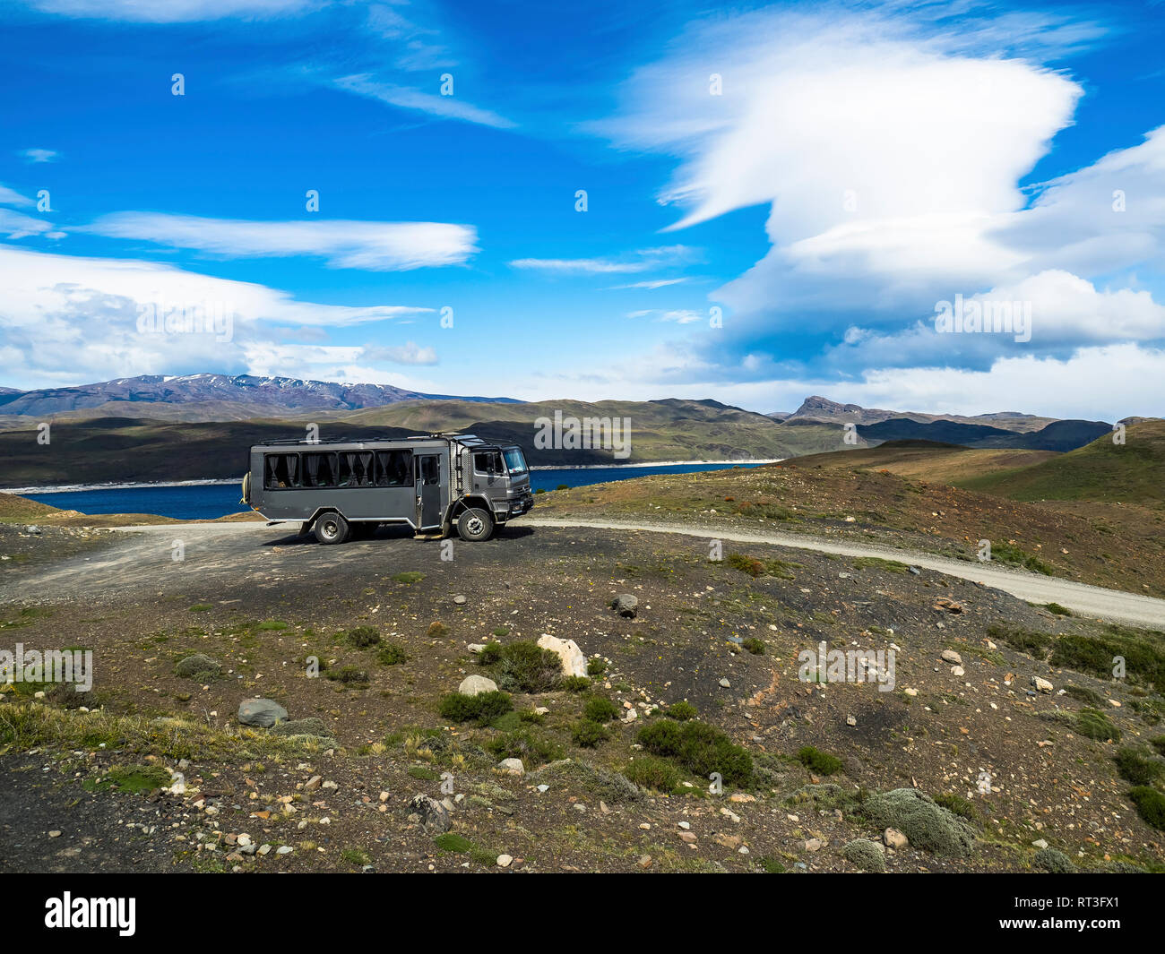 Chile, Patagonien, Torres del Paine Nationalpark, Cerro Paine Grande und Torres del Paine, Lago Nordenskjold, Bus Stockfoto