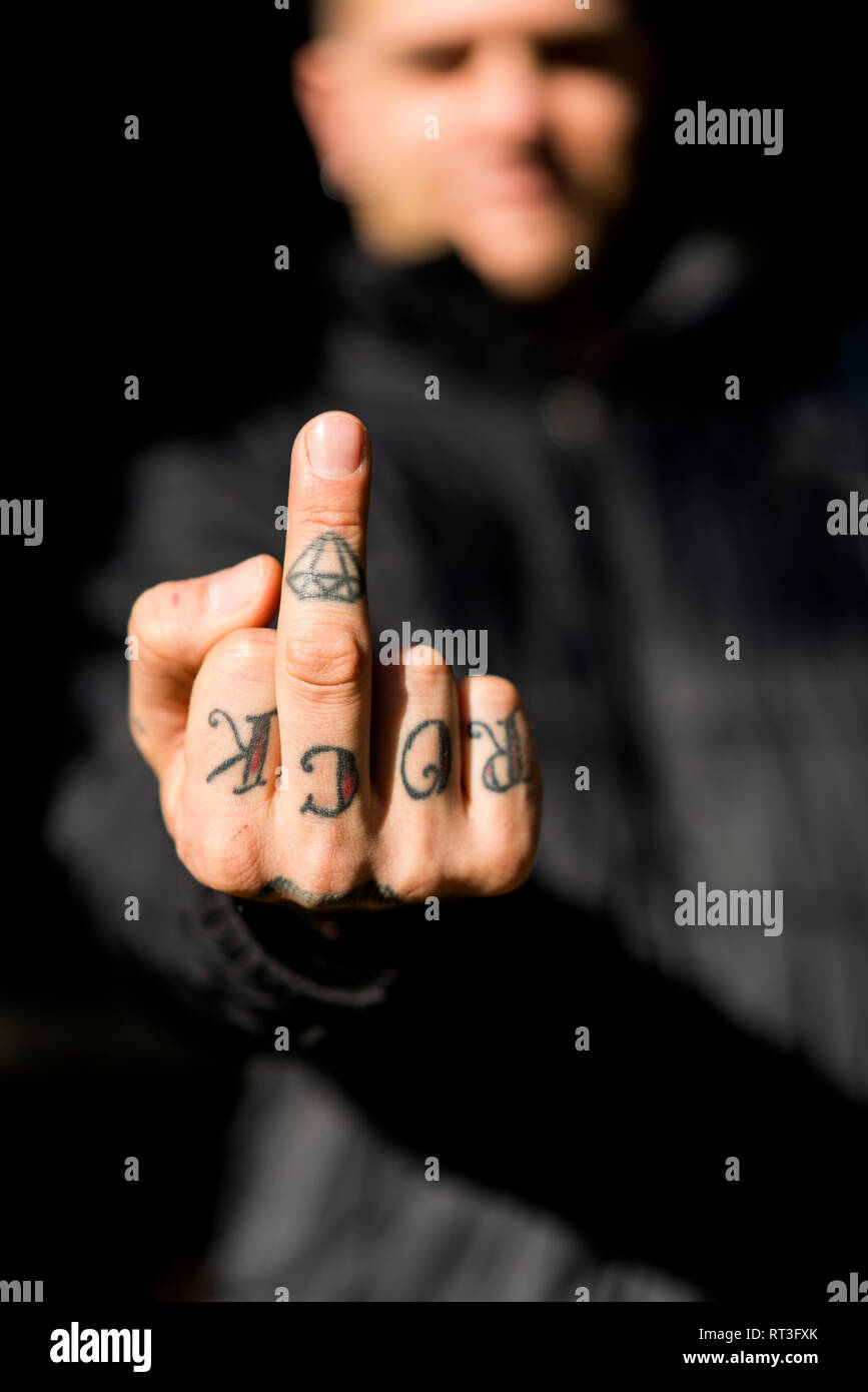 Tätowierten Mann, der den Finger, close-up Stockfoto