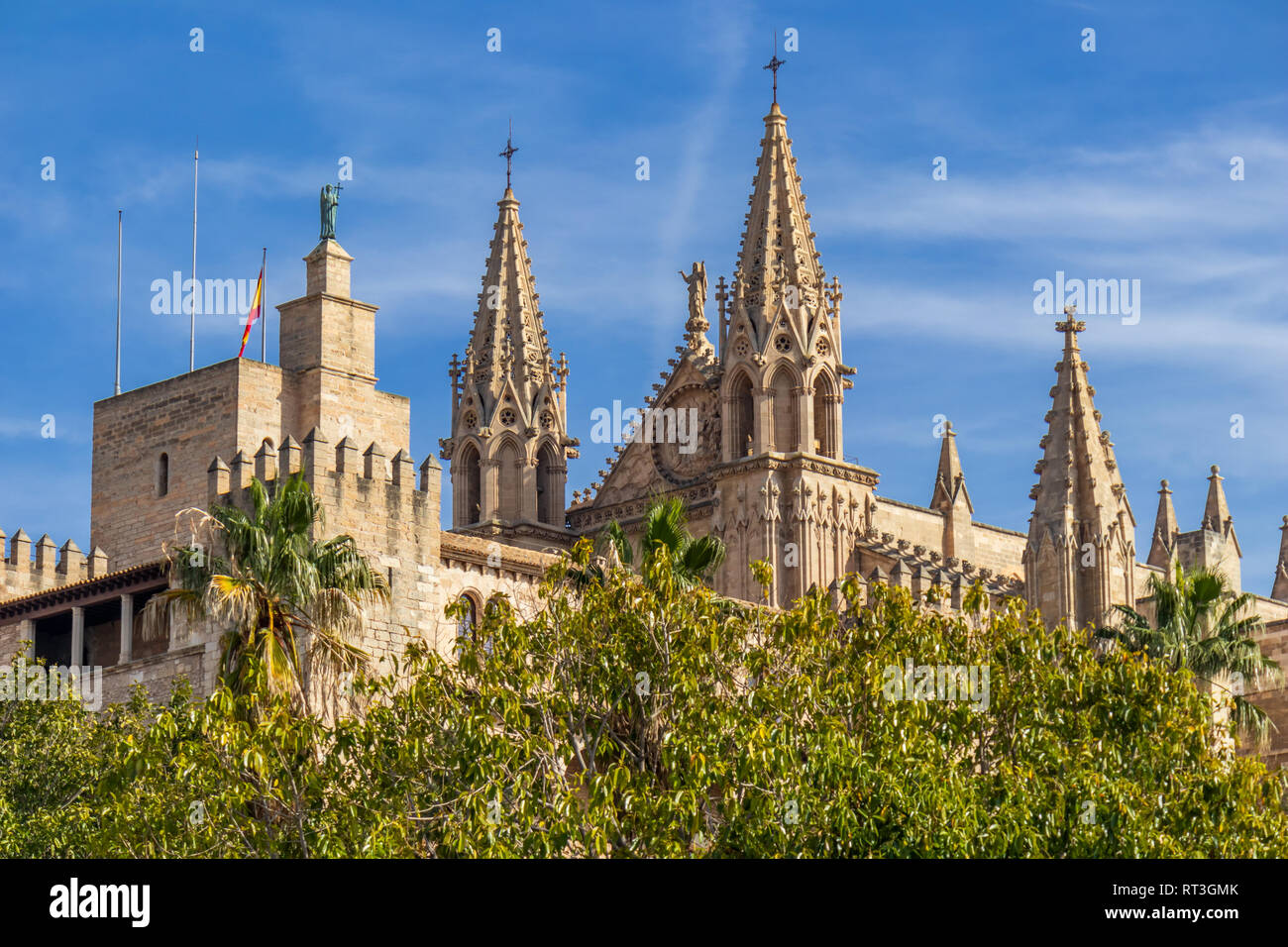 Die Dächer der Königlichen Palast von la Almudaina und Palma Kathedrale La Seu, Palma de Mallorca, Mallorca, Balearen, Spanien Stockfoto