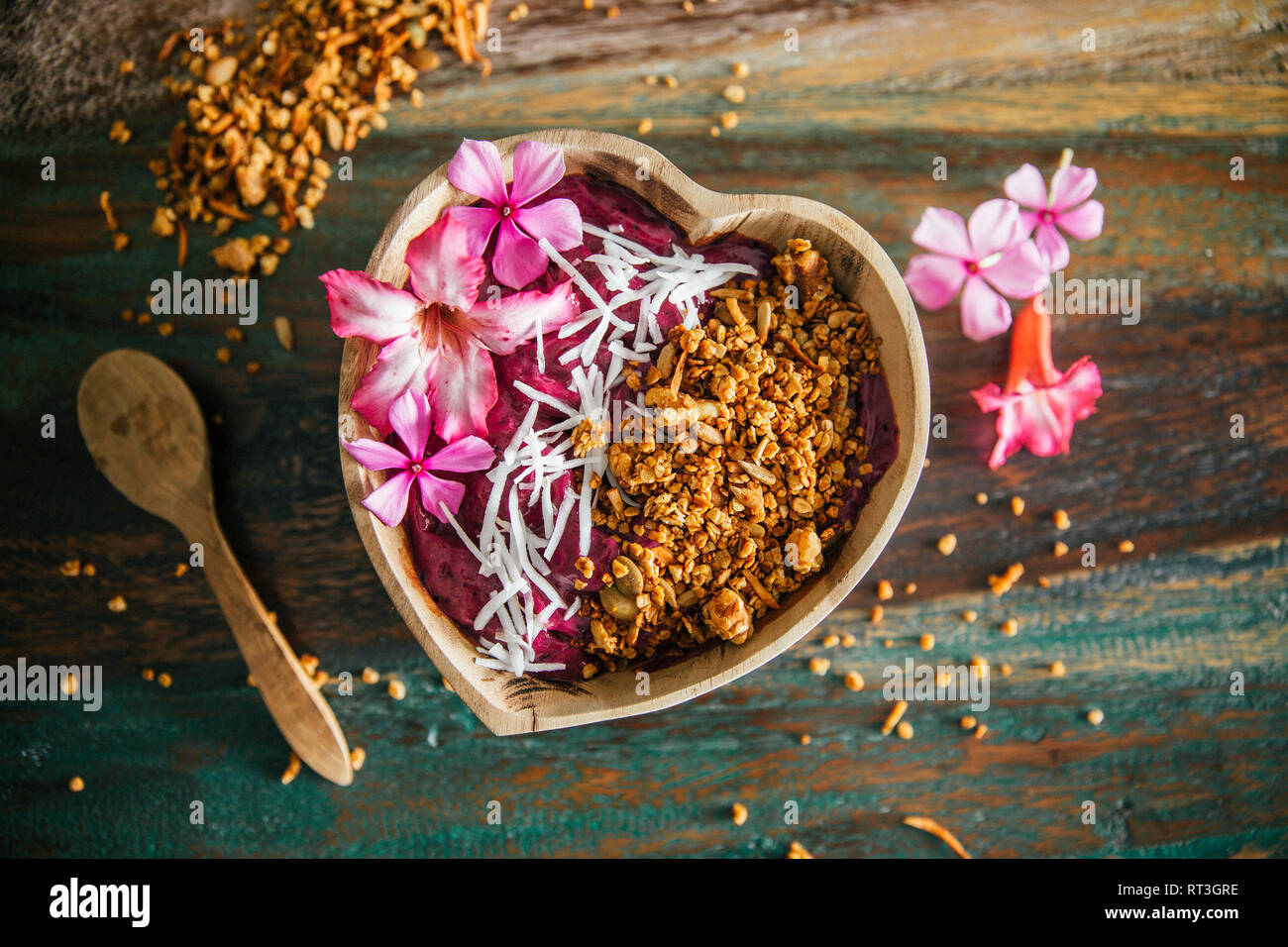 Acai Schüssel mit Kokosraspeln und Kürbis Müsli Stockfoto