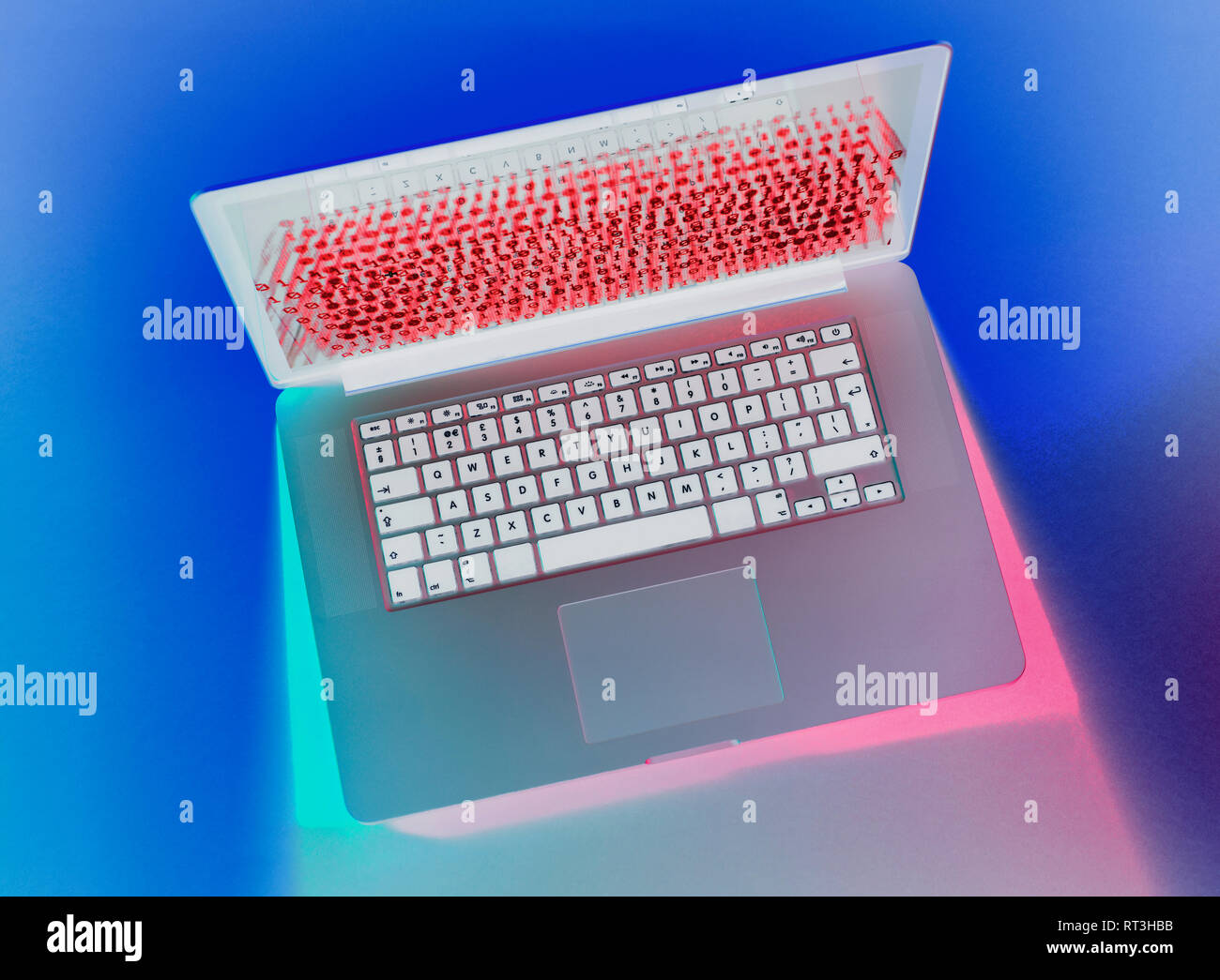 Laptop wird von einem Hacker angegriffen Stockfoto