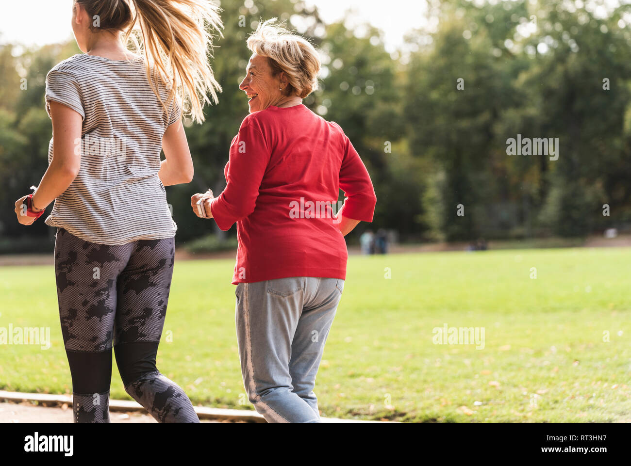 Enkelin und Oma Spaß, Joggen im Park Stockfoto