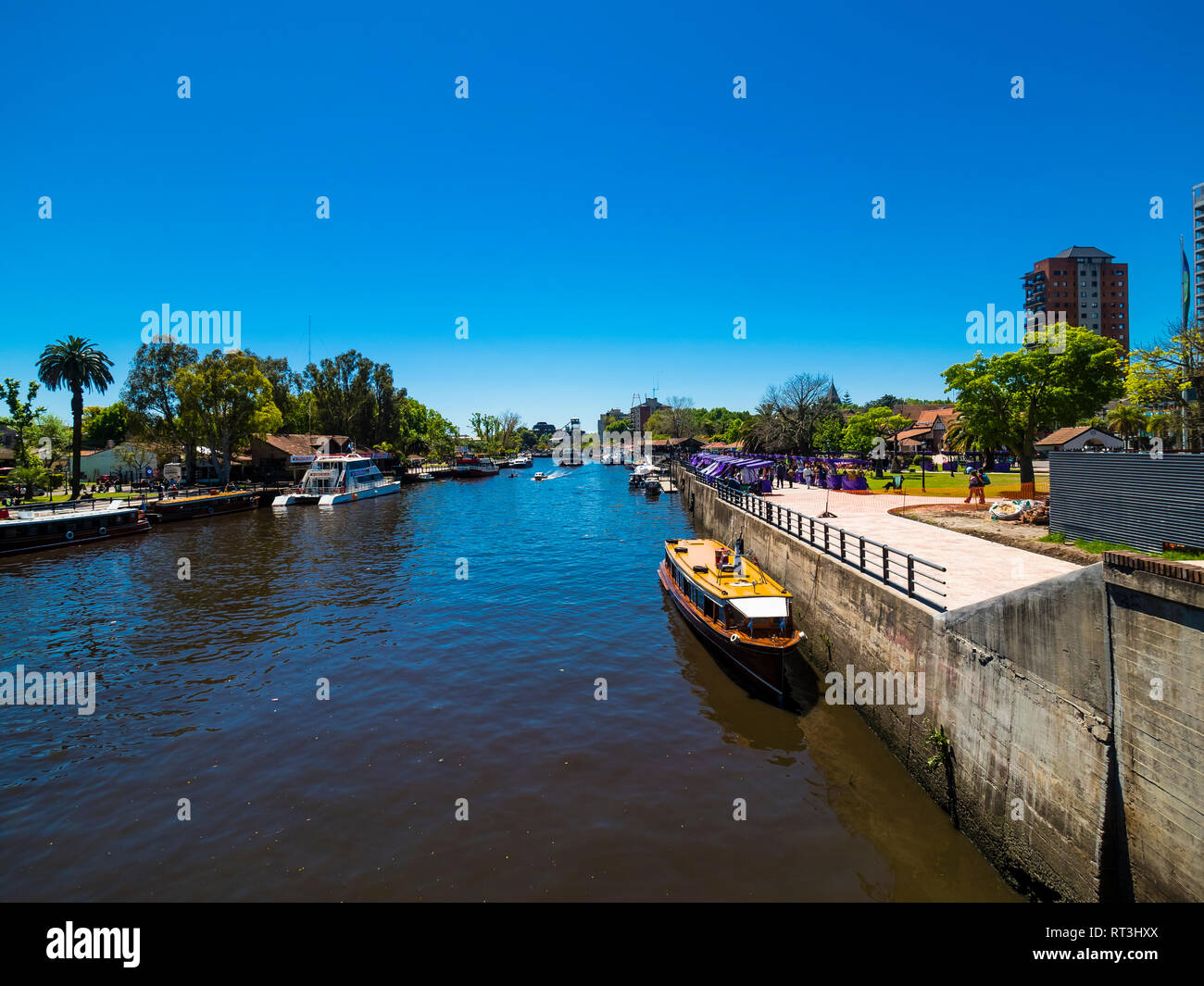 Argentinien, Buenos Aires, Tigre, Paraná-Delta, Biosphärenreservat der UNESCO, Kanal mit Handels- und Touristenbooten Stockfoto