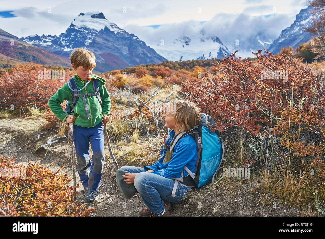 Argentinien, Patagonien, El Chalten, zwei Jungen mit einer Unterbrechung von Wandern im Nationalpark Los Glaciares Stockfoto