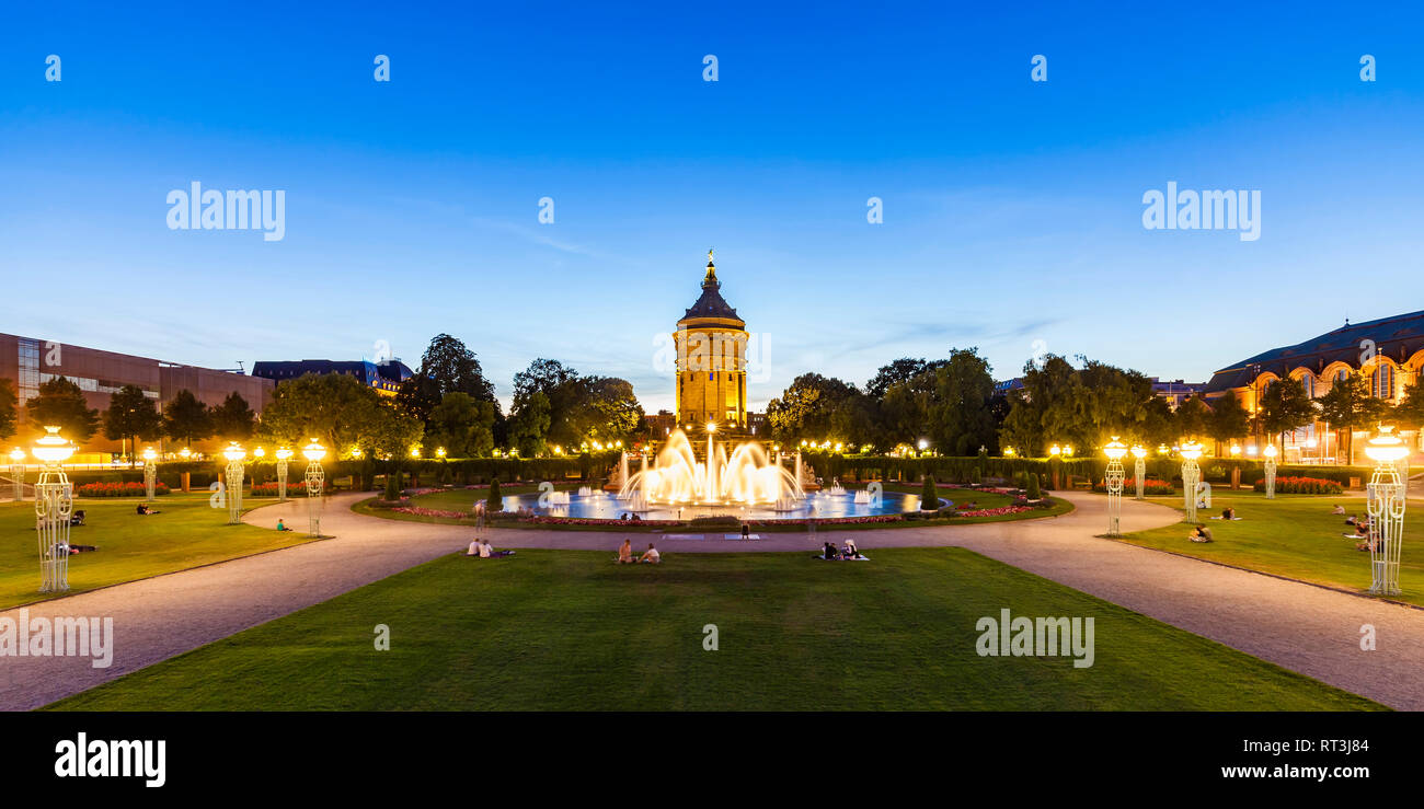 Deutschland, Mannheim, Friedrichsplatz mit Springbrunnen und Wasserturm im Hintergrund an der blauen Stunde Stockfoto