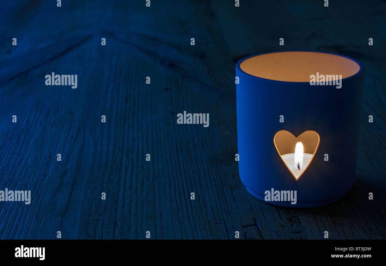 Herzförmige Kerzenhalter in blau Tönen. Stockfoto
