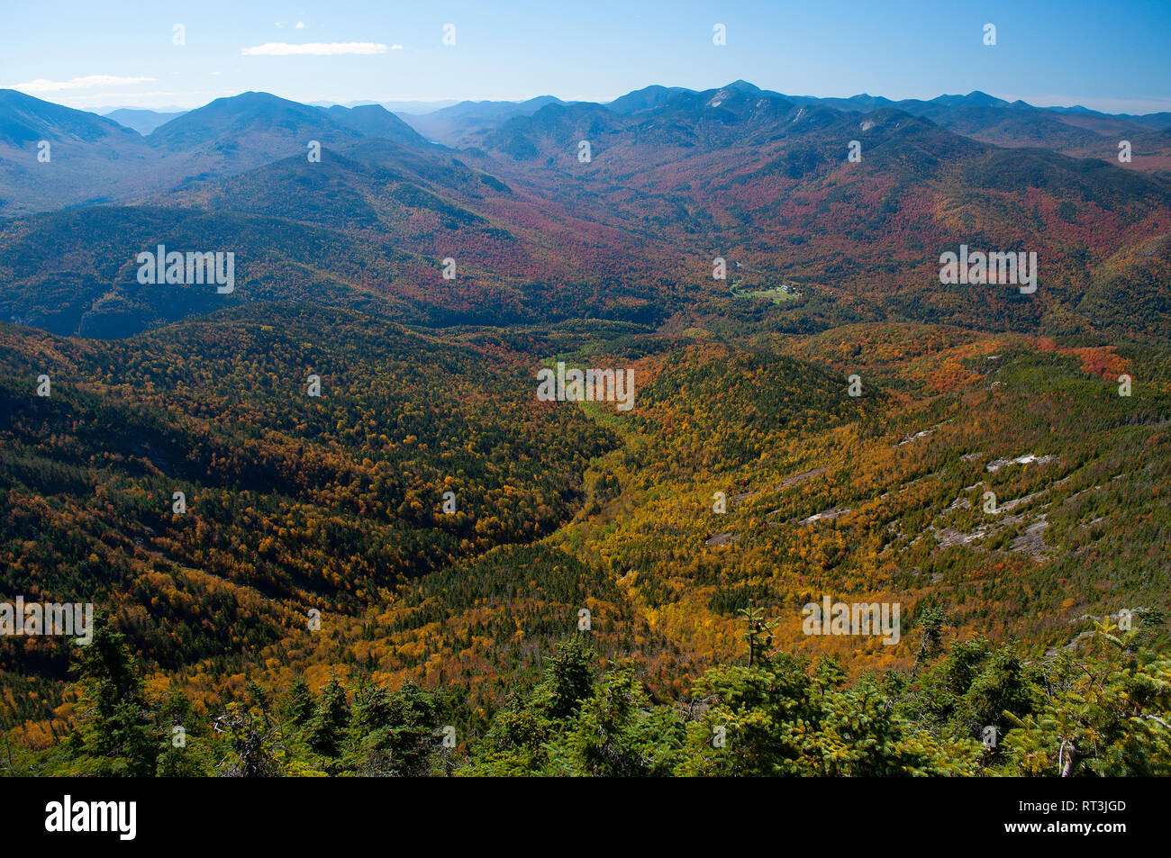 Blick vom Gipfel des riesigen Berg in den hohen Gipfeln der Region der Adirondack Forest Preserve im Staat New York Stockfoto