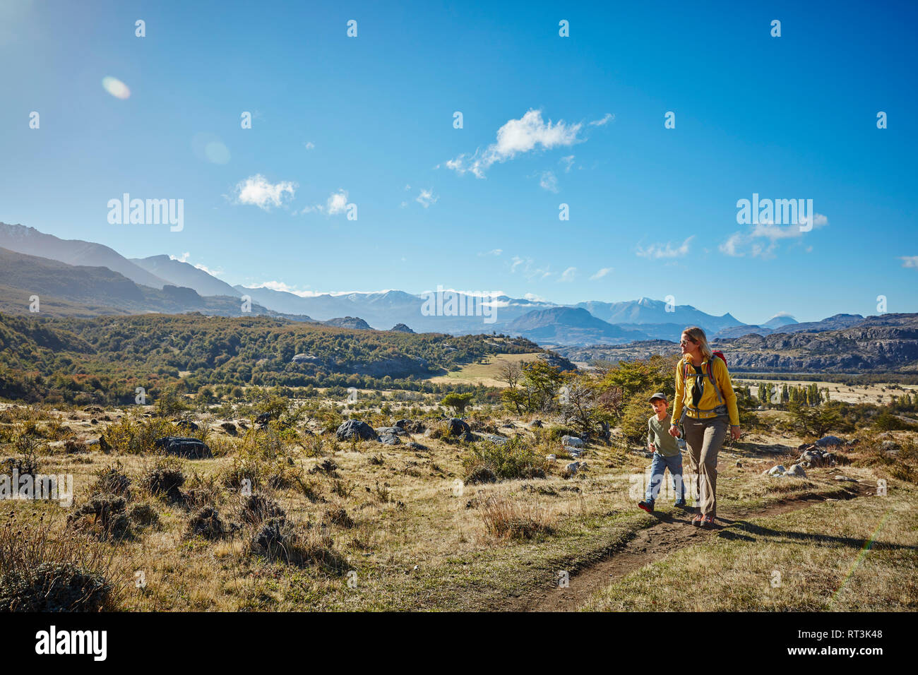 Chile, Cerro Castillo, Mutter mit Sohn auf eine Wanderung Stockfoto