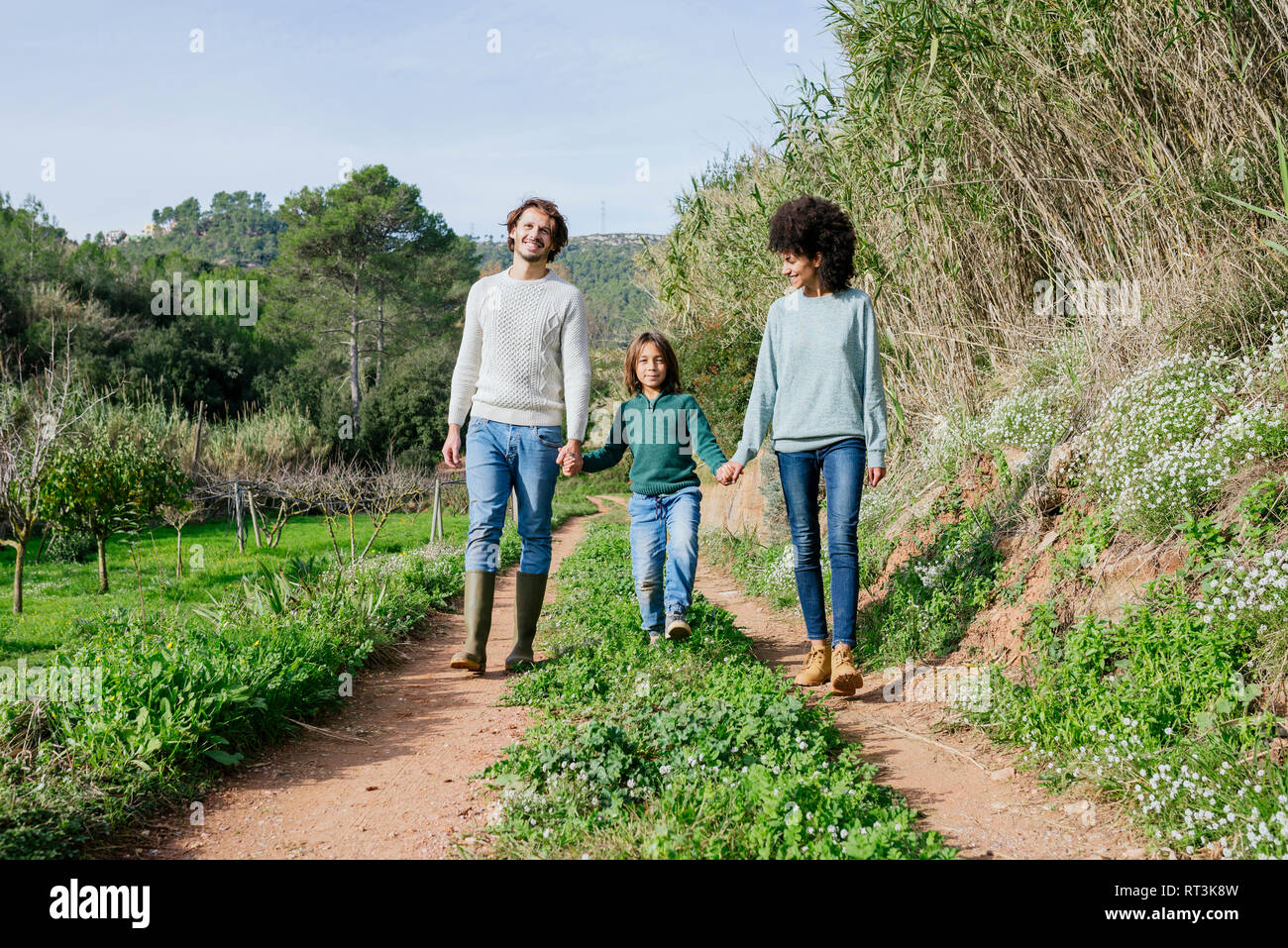 Happy Family wandern in der Natur, halten sich an den Händen Stockfoto