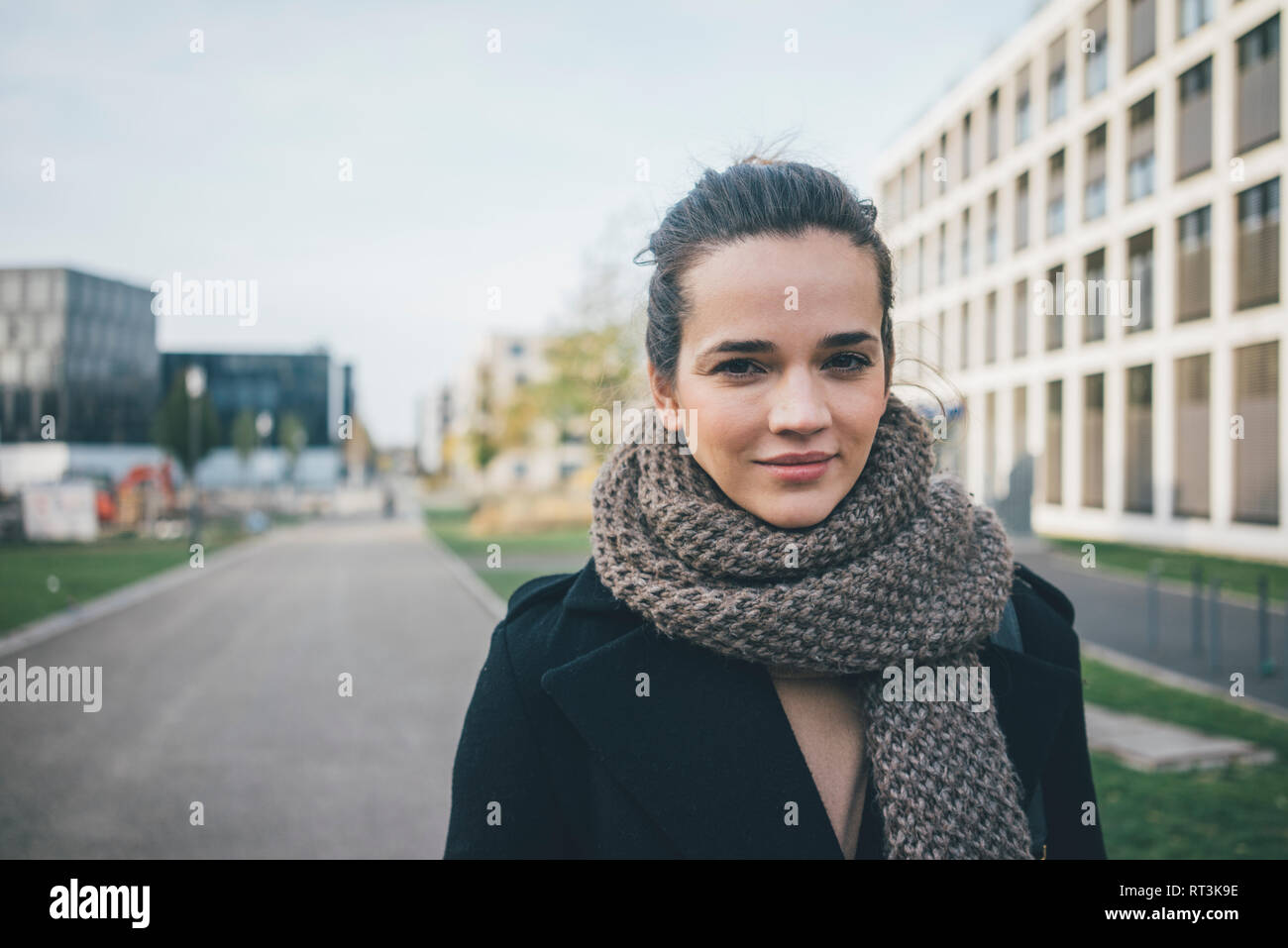 Portrait von lächelnden Frau mit Schal im Herbst Stockfoto