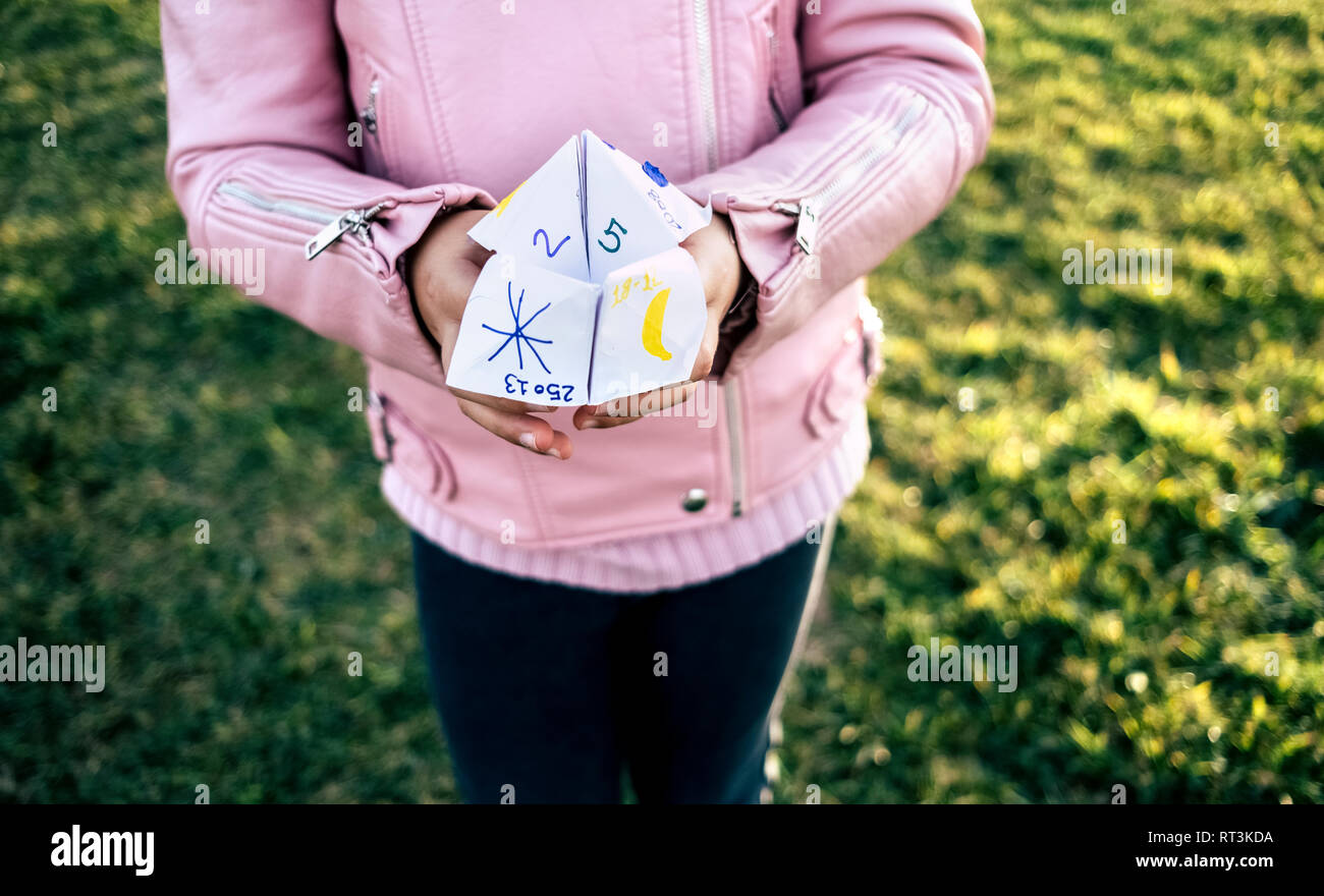 Mädchen spielen 'Himmel oder Hölle', close-up Stockfoto